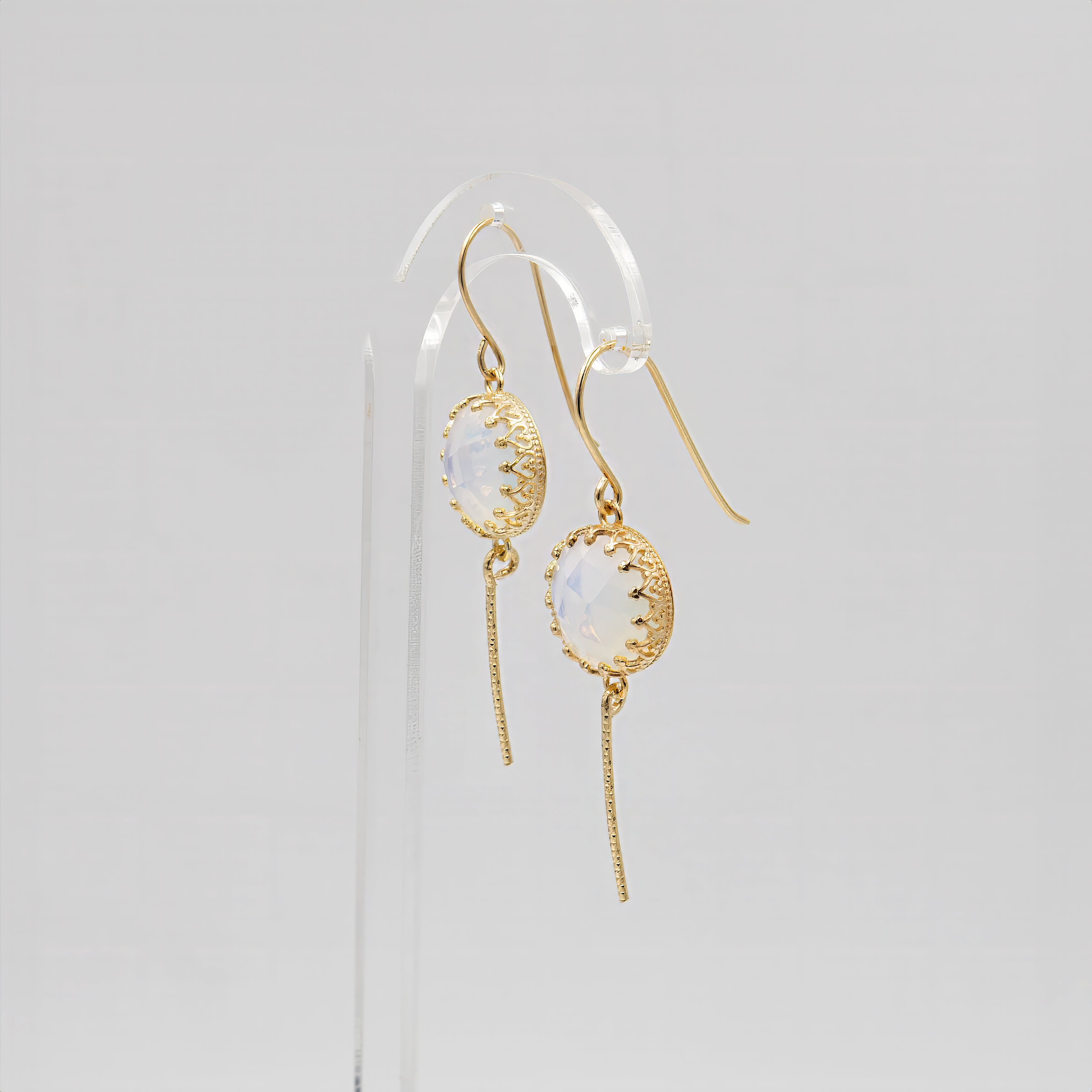 עגילים תלוים מכסף עם אופליט בגוון מון סטון