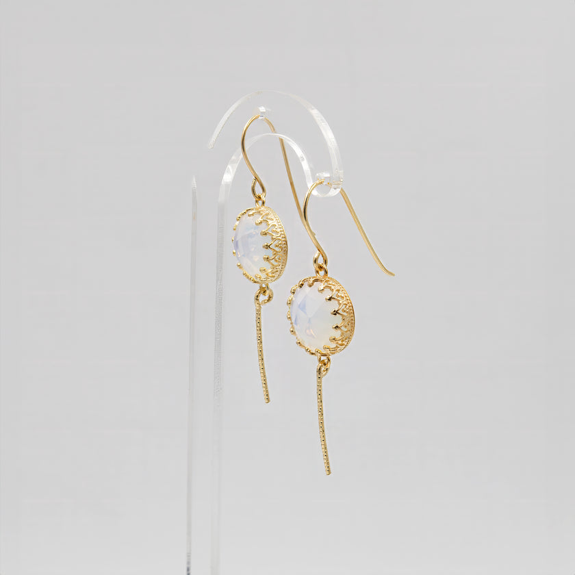 עגילים תלוים מכסף עם אופליט בגוון מון סטון