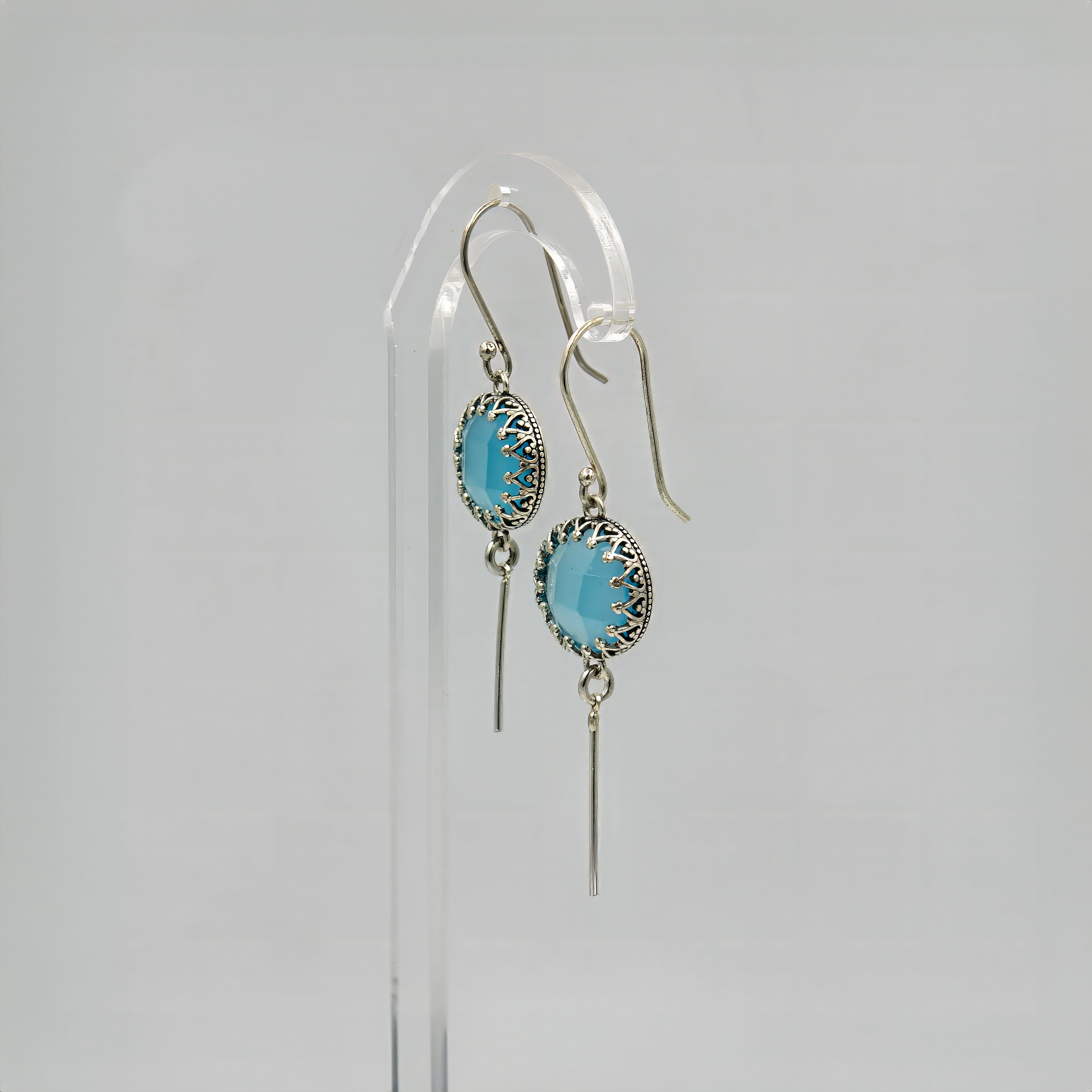 עגילים תלויים בעיצוב נקי, משובצים באבן אופליט תכלת שמשדרת שלווה ורוך. מתאימים לנשים שאוהבות תכשיטים מיוחדים אבל לא מוגזמים – שילוב הרמוני בין כסף איכותי לנגיעת צבע רכה ומרגיעה.
#עגילי_אופליט #סטייל_עדין_ונשי #עגילים_בצבע_שמיים #כסף_ואבן_טבעית #עגילים_קלאסיים #תכשיטים_אלגנטיים