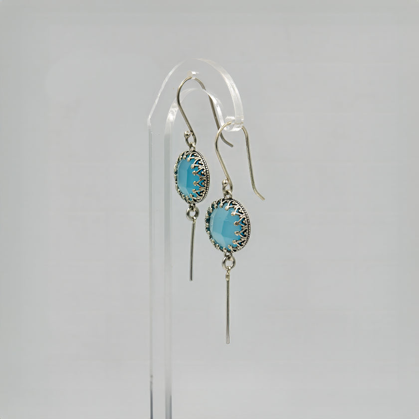 עגילים תלויים בעיצוב נקי, משובצים באבן אופליט תכלת שמשדרת שלווה ורוך. מתאימים לנשים שאוהבות תכשיטים מיוחדים אבל לא מוגזמים – שילוב הרמוני בין כסף איכותי לנגיעת צבע רכה ומרגיעה.
#עגילי_אופליט #סטייל_עדין_ונשי #עגילים_בצבע_שמיים #כסף_ואבן_טבעית #עגילים_קלאסיים #תכשיטים_אלגנטיים