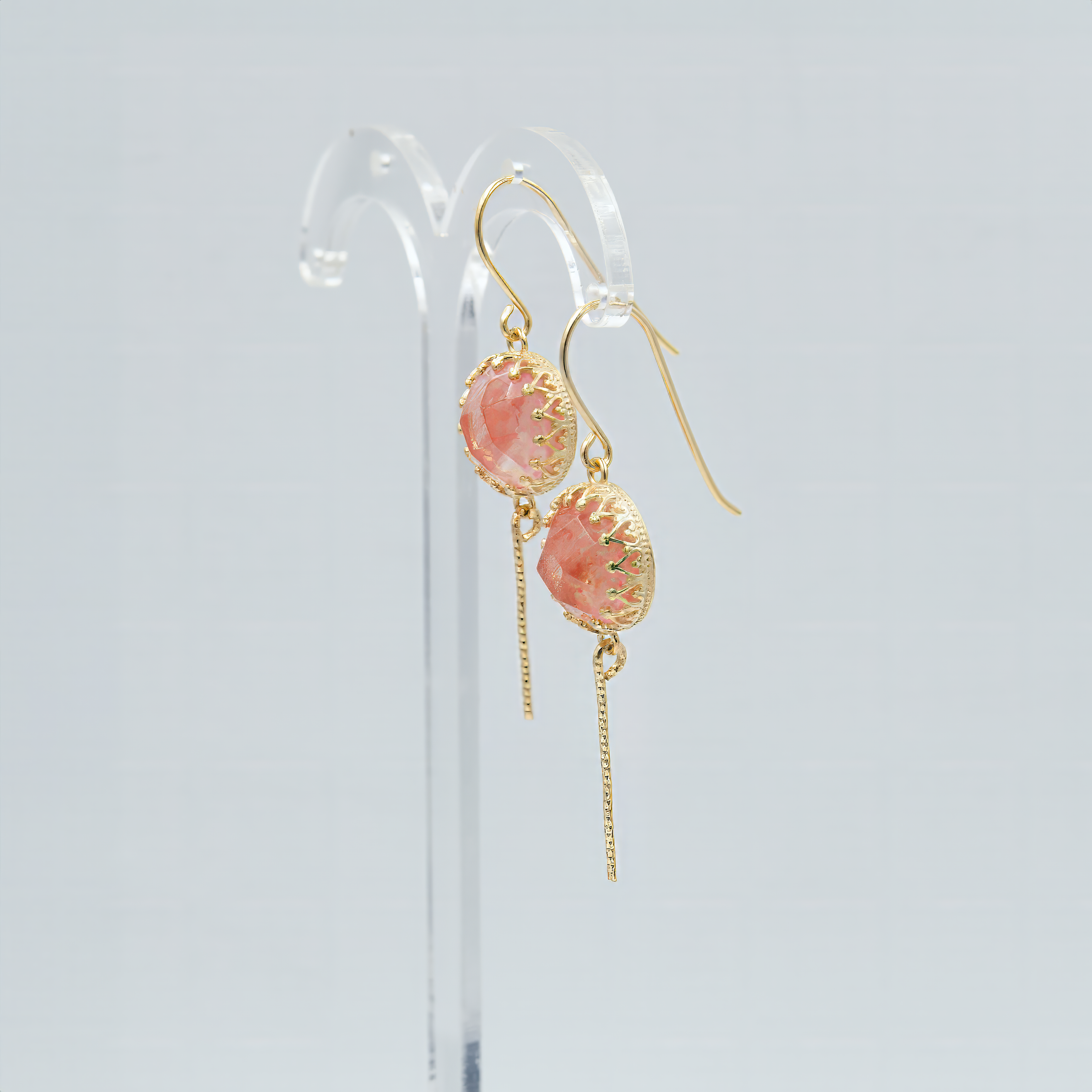 עגילי כסף תלויים עם שיבוץ אבן אופליט בגוון צ'רי קוורץ – צבע שמזכיר אהבה, חום ורוך. עיצוב נקי וקלאסי שמתאים כמתנה מרגשת או תוספת עדינה ומלאת צבע לכל הופעה נשית.
#עגילי_אהבה #תכשיטים_ורודים #עגילים_עם_אופליט_ורדרד #עגילי_כסף_בעיצוב_רומנטי #צ'רי_קוורץ_אבן_חצי_יקרה