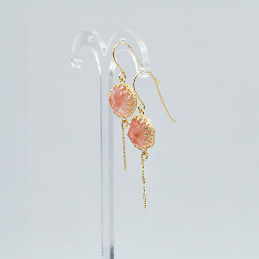 עגילי כסף תלויים עם שיבוץ אבן אופליט בגוון צ'רי קוורץ – צבע שמזכיר אהבה, חום ורוך. עיצוב נקי וקלאסי שמתאים כמתנה מרגשת או תוספת עדינה ומלאת צבע לכל הופעה נשית.
#עגילי_אהבה #תכשיטים_ורודים #עגילים_עם_אופליט_ורדרד #עגילי_כסף_בעיצוב_רומנטי #צ'רי_קוורץ_אבן_חצי_יקרה