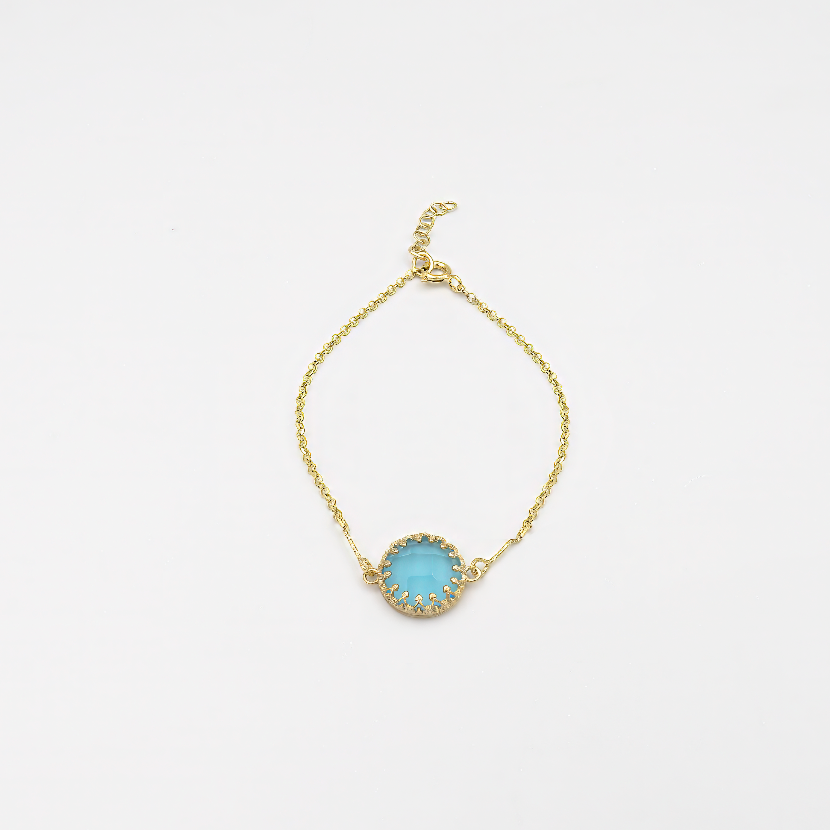 צמיד כסף קשיח בעבודת יד, בעיצוב עדין ואלגנטי, משובץ באופליט תכלת בגוון פסטלי חלומי. הצמיד משדר תחכום ונשיות ומתאים כמתנה מושלמת ליום הולדת, לחתונה או לכלה ביום הגדול שלה. תוספת נפלאה לאוסף התכשיטים של כל אישה שאוהבת מראה מינימליסטי אך מיוחד. הצמיד נוח לענידה יומיומית וגם מושלם לאירועים חגיגיים. מתאים במיוחד לאוהבות עיצוב רומנטי עם נגיעה מודרנית. פריט קלאסי עם נוכחות עדינה שמוסיף אור לכל הופעה.