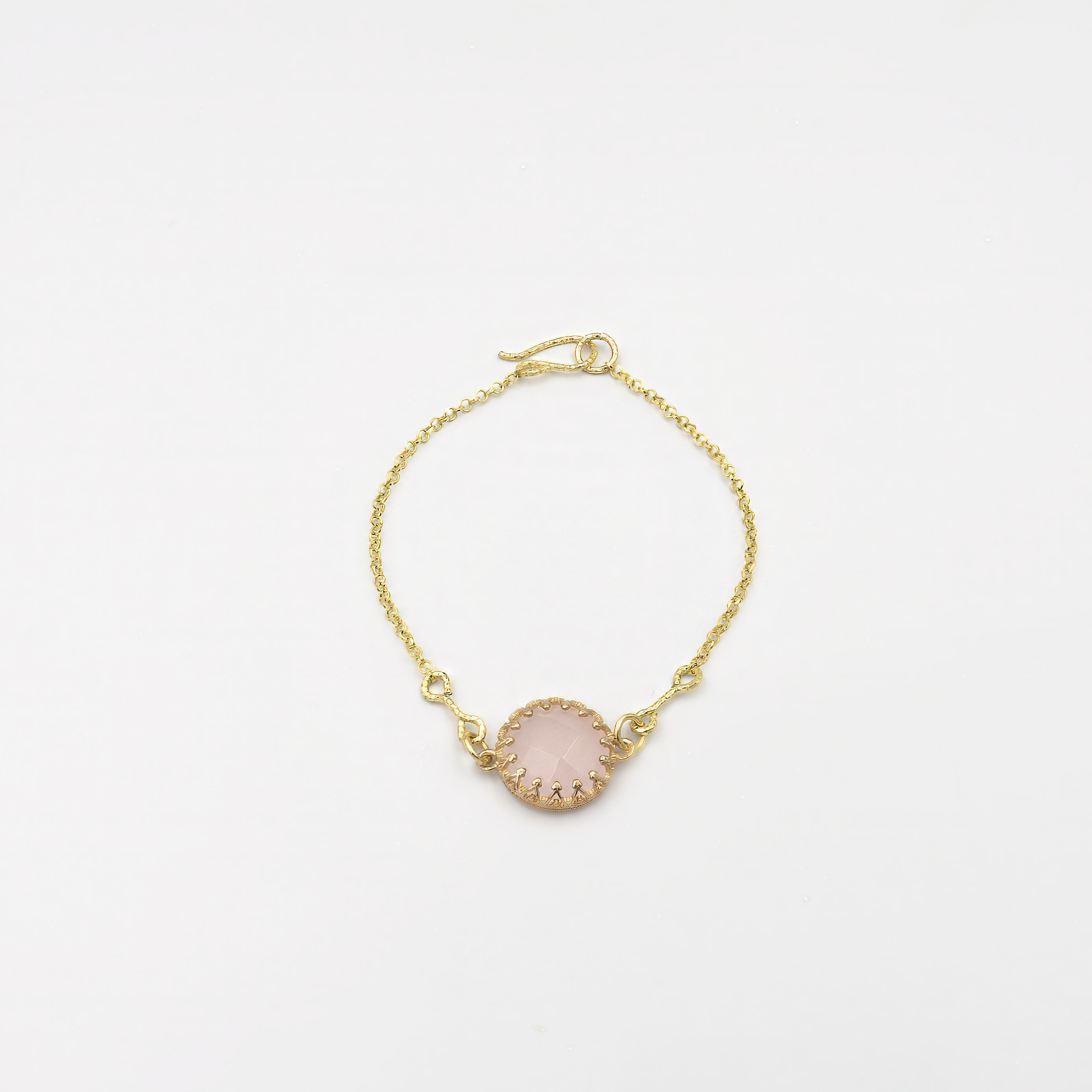 צמיד כסף עדין בעבודת יד, משובץ באופליט ורוד בגוון רך ונשי. עיצוב מינימליסטי ואלגנטי שמתאים לכל יום – מושלם כמתנה לאישה, כולל לנשים דתיות שמחפשות תכשיט צנוע ומיוחד. הצמיד משתלב בקלות עם כל הופעה – יומיומית או חגיגית, ומוסיף נגיעה של צבע ופשטות מלאת חן. מתנה נהדרת לחברה, לאמא או לאישה אהובה, עם טאץ' של רוך וסטייל אישי.