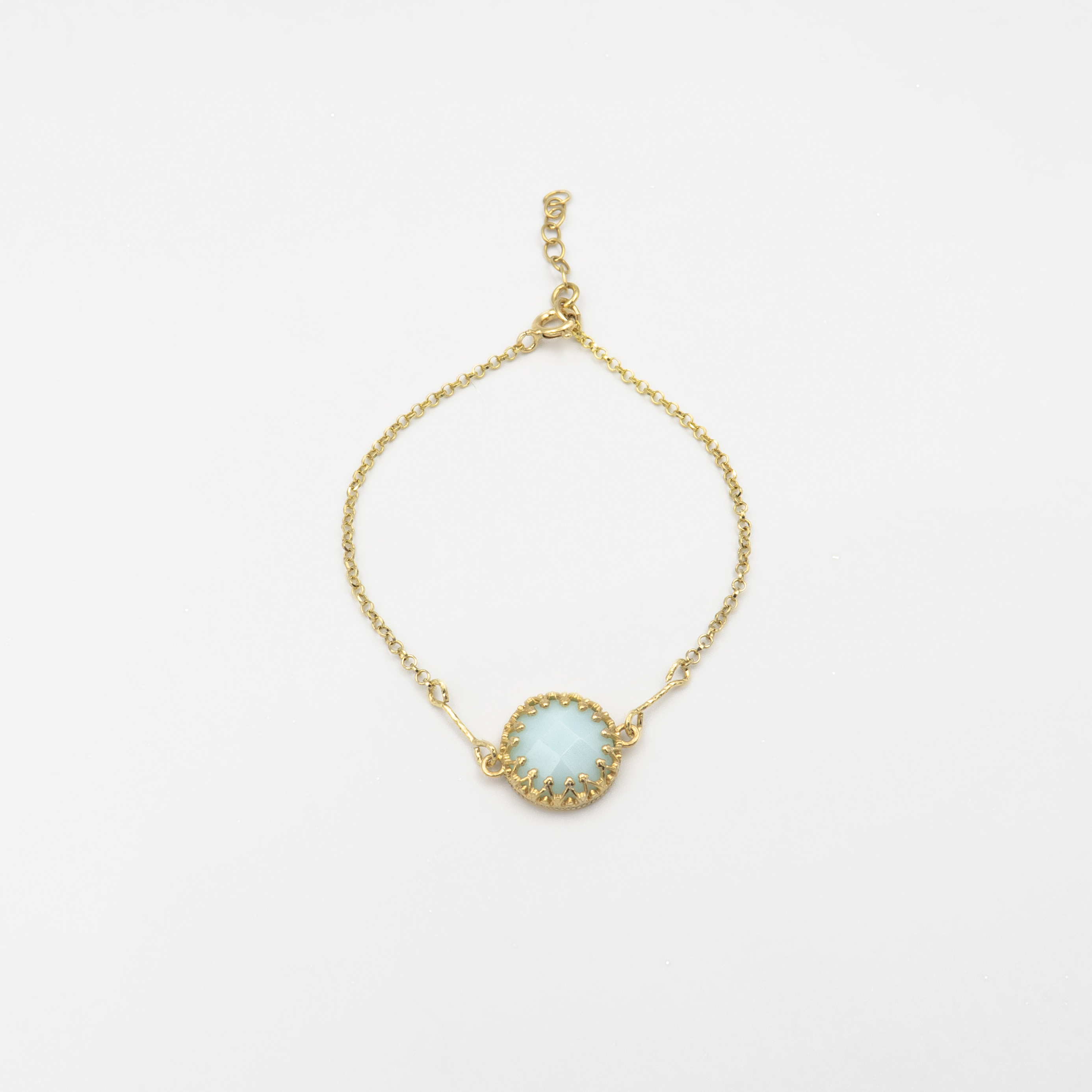 צמיד שרשרת עדין בעבודת יד עם אגת כחולה ולבנה, ורד קוורץ ופנינים. עיצוב רומנטי ומינימליסטי שמתאים לשושבינות, מתנה לחברה או לכלה ביום חתונתה. מושלם לשילוב עם לוק אלגנטי או יומיומי. עכשיו במבצע!

