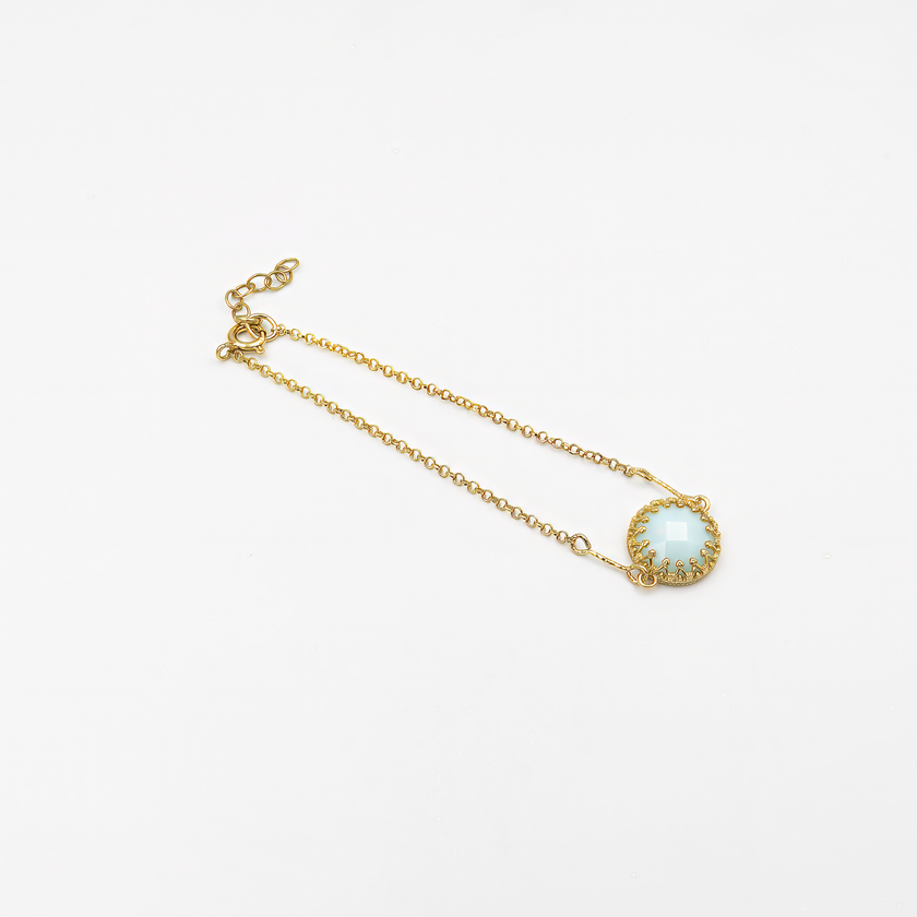 צמיד אגת כחולה ולבנה בעיצוב מינימליסטי ועדין, עם נגיעות ורד קוורץ. מתנה מושלמת לשושבינה, חברה קרובה או הכלה עצמה. תכשיט רך ונשי שמשתלב נהדר עם מראה כלה או שמלה רומנטית. זמינות מוגבלת במבצע.

