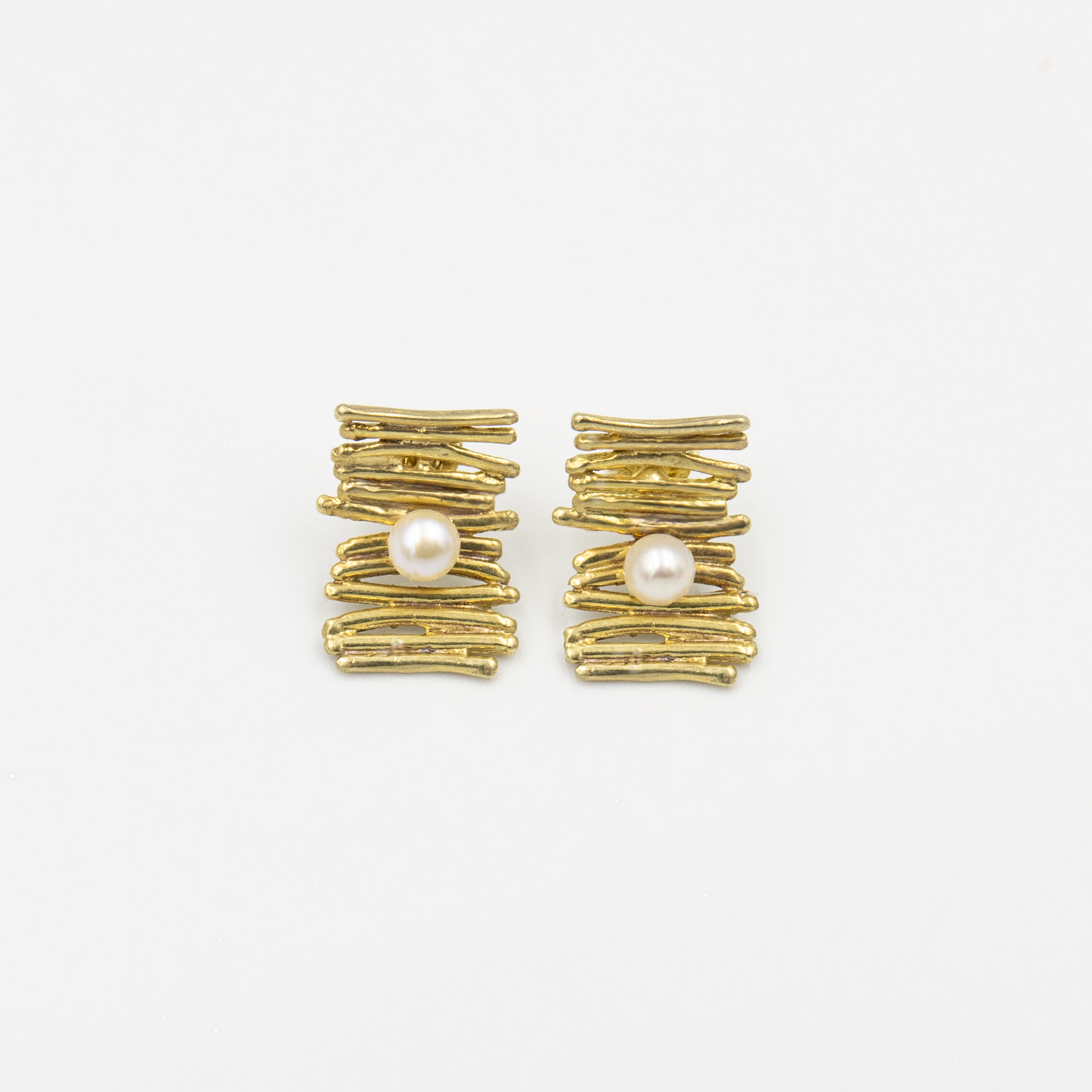 עגילי כסף בציפוי זהב 18K עם פנינה לבנה – שילוב על-זמני של זוהר רך ואלגנטיות טבעית. הפנינה הלבנה מקרינה טוהר ונשיות, והציפוי המוזהב מוסיף חמימות ותחכום. עגילים קלים ללבישה עם סגירה נוחה, מתאימים ליום-יום או לאירועים חגיגיים. מתנה נפלאה לכלה, ליום נישואין או כפינוק אישי. עיצוב קלאסי שמתאים לכל גיל ולכל סגנון לבוש.

