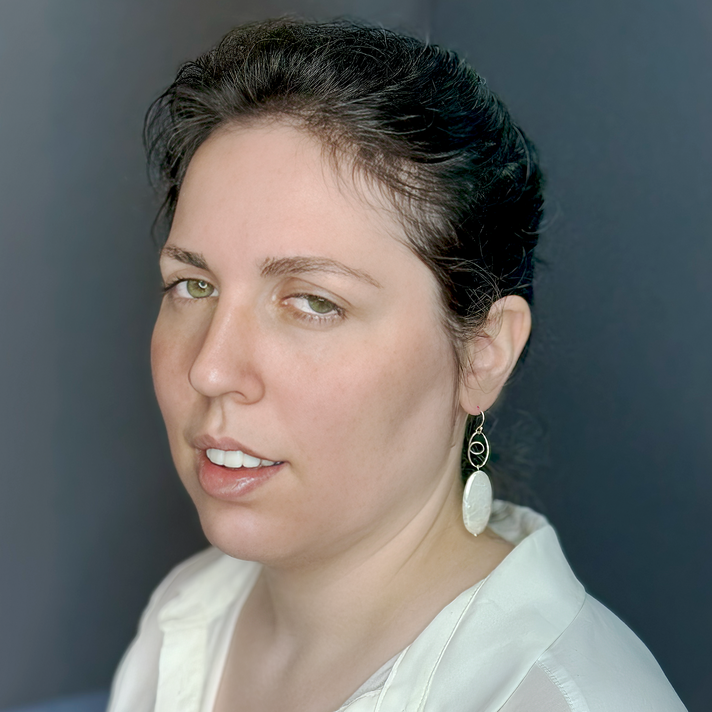 Silver earrings with oval pearl