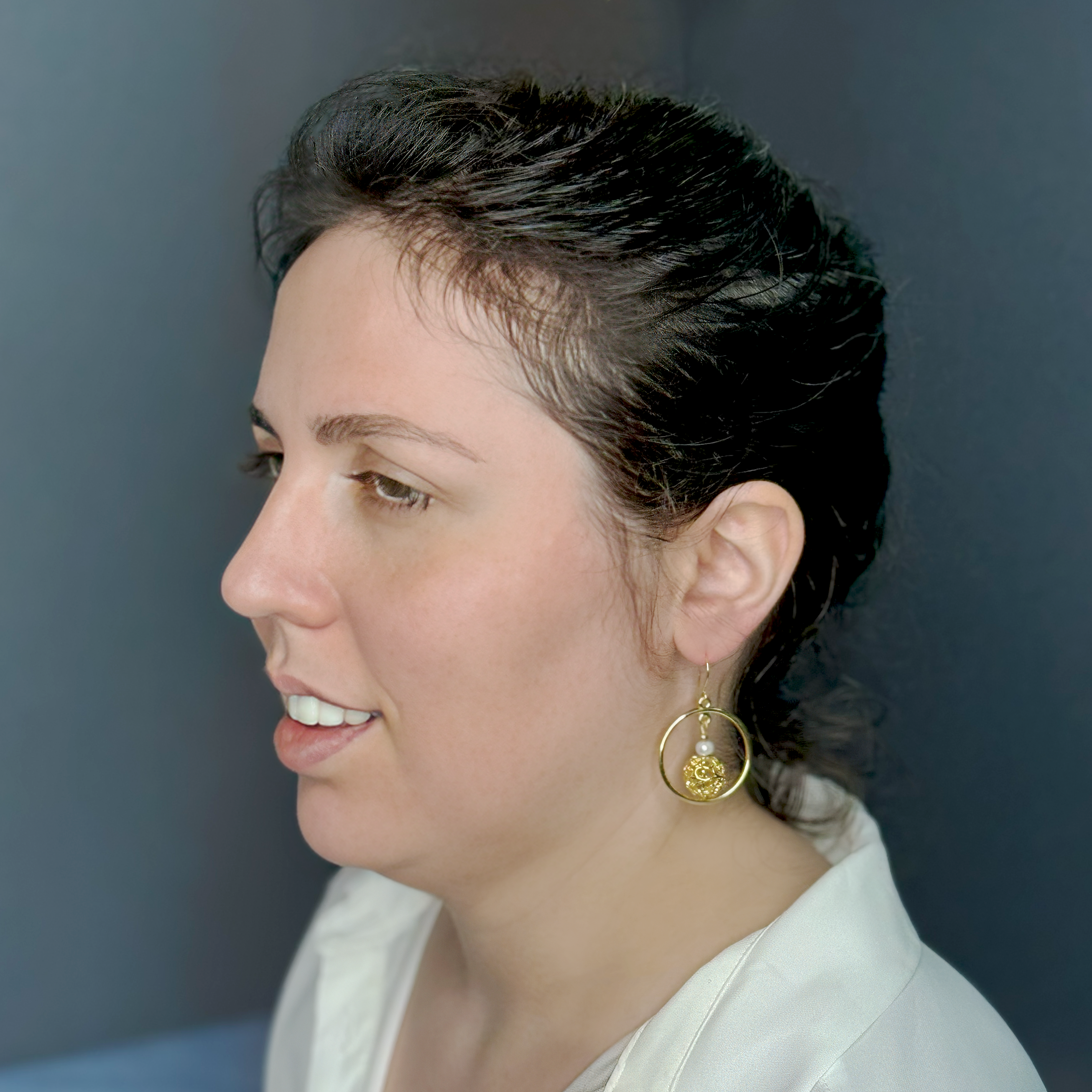 עגילים עם פנינה לבנה בעיצוב קלאסי ונקי – עגיל שתמיד מתאים, תמיד מחמיא. הפנינה הבוהקת יוצרת מראה נשי, רך ומאוזן, ומתאימה במיוחד לנשים שמעדיפות תכשיטים על-זמניים עם אמירה עדינה. עיצוב פשוט ומדויק, שמוסיף יופי לכל מראה באלגנטיות טבעית.

