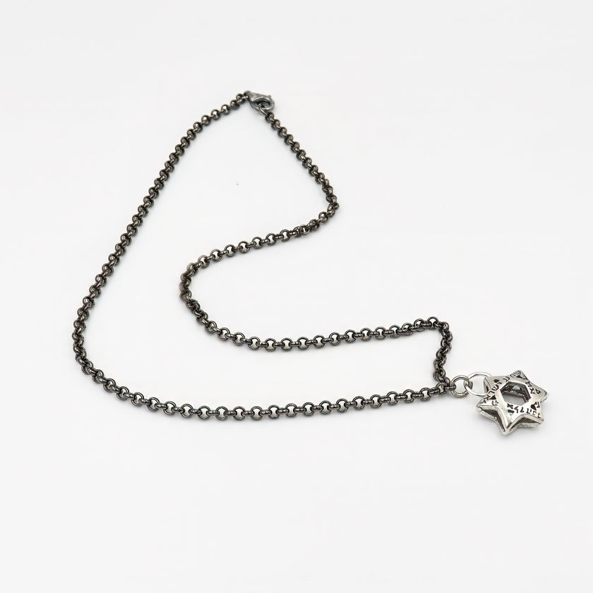 שרשרת כסף יוקרתית לגבר, בציפוי מתכתי כהה במראה עכשווי, ללא אבנים. במרכז השרשרת תליון מגן דוד בעיצוב גאומטרי מדויק, המשדר עומק רוחני וזהות אישית. המראה המתכתי הכהה מעניק לתכשיט מראה עוצמתי ומדויק, המתאימה לגבר שמחפש אמירה ברורה עם מראה עדכני ומוקפד. העיצוב הנקי משתלב בצורה מושלמת עם מגוון סגנונות לבוש – יומיומי או אלגנטי – ומשדר קו מאופק עם תוכן עמוק. שרשרת עם ערך רגשי ועיצוב מדויק, כסמל זהות או כאביזר שמשלים הופעה עם עומק וסיפור.