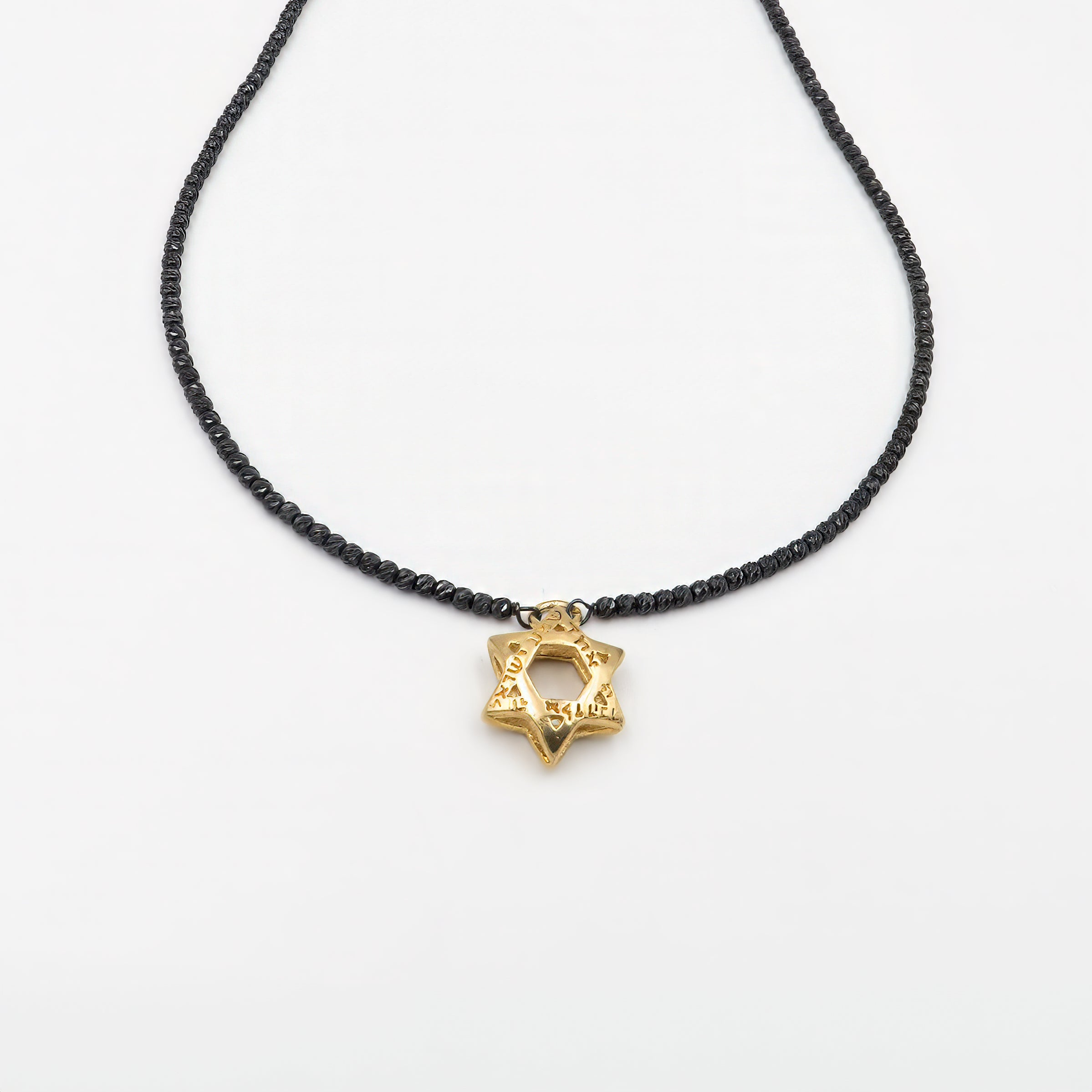 שרשרת כסף מעוצבת לגבר, עם ציפוי כהה אלגנטי למראה מודרני ועוצמתי. השרשרת מגיעה ללא אבנים, בקווים נקיים, עם תליון מגן דוד בעיצוב גאומטרי בציפוי זהב קלאסי. הניגוד בין המתכת הכהה לתליון הזהוב יוצר עיצוב בולט ומאופק, עם נוכחות חזקה וסגנון ייחודי. מגן הדוד בתכשיט מסמל זהות, משמעות רוחנית ואישית, ויושב בצורה מדויקת על הצוואר, מושך מבטים ומשדר אמירה ברורה. מתאים לגבר שמעריך עיצוב משמעותי, קווים ברורים ושילוב של מסורת וחדשנות. שרשרת שיכולה להשתלב בלבוש יומיומי וגם להוות פריט אמירה לאירועים מיוחדים – פריט שמשלב בין ע