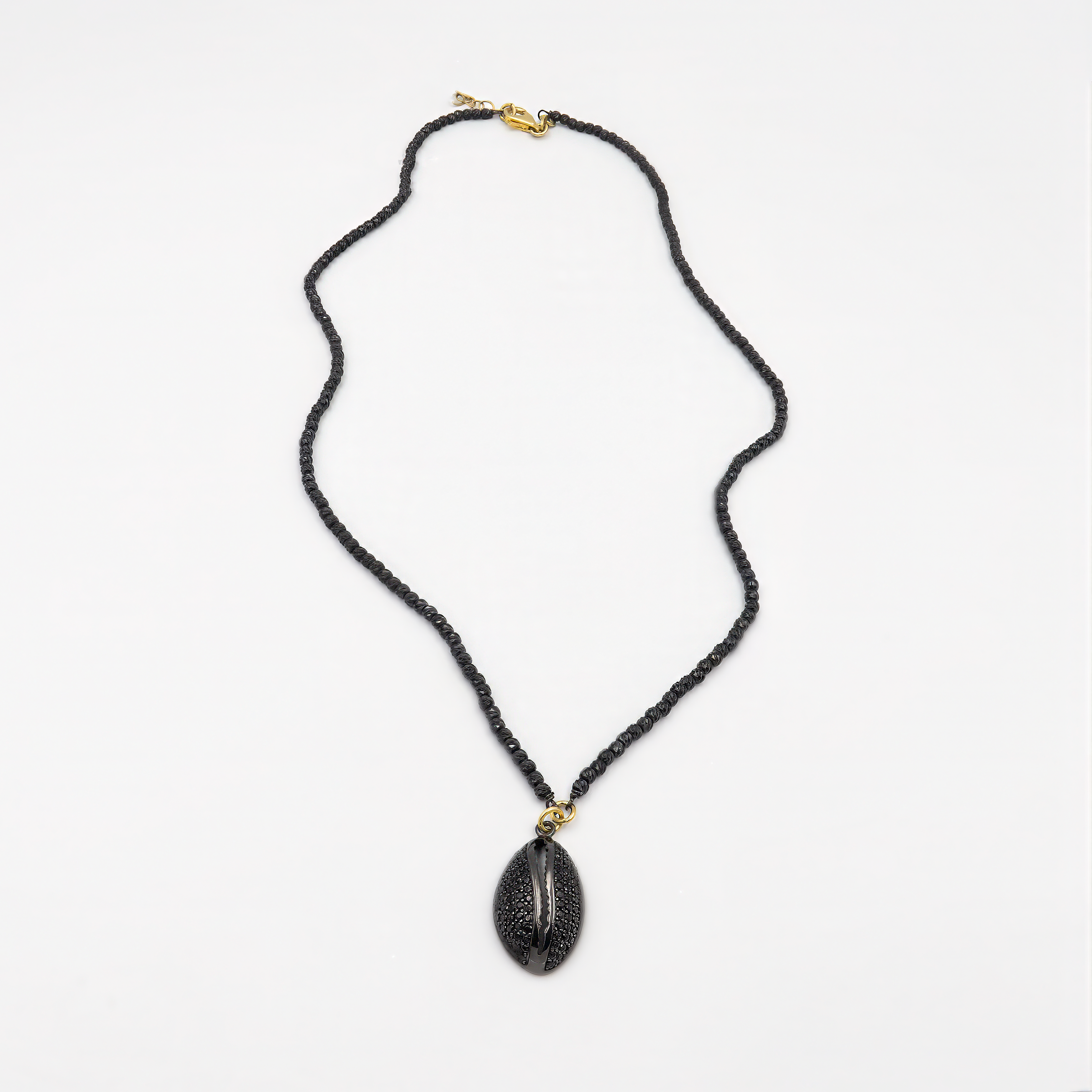 שרשרת כסף יוקרתית לגבר, בגימור רותניום חלק ומוקפד, ללא אבנים. במרכז השרשרת תליון מגן דוד בעיצוב גאומטרי מדויק, המשדר עומק רוחני וזהות אישית. המראה המתכתי הכהה מעניק לתכשיט מראה עוצמתי ומדויק, המתאימה לגבר שמחפש אמירה ברורה עם מראה עדכני ומוקפד. העיצוב הנקי משתלב בצורה מושלמת עם מגוון סגנונות לבוש – יומיומי או אלגנטי – ומשדר קו מאופק עם תוכן עמוק. פריט מלא מסר אישי, כסמל זהות או כאביזר שמשלים הופעה עם עומק וסיפור.