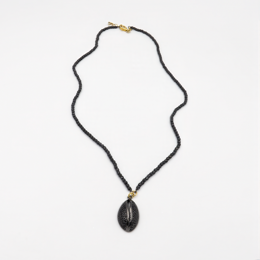 שרשרת כסף יוקרתית לגבר, בגימור רותניום חלק ומוקפד, ללא אבנים. במרכז השרשרת תליון מגן דוד בעיצוב גאומטרי מדויק, המשדר עומק רוחני וזהות אישית. המראה המתכתי הכהה מעניק לתכשיט מראה עוצמתי ומדויק, המתאימה לגבר שמחפש אמירה ברורה עם מראה עדכני ומוקפד. העיצוב הנקי משתלב בצורה מושלמת עם מגוון סגנונות לבוש – יומיומי או אלגנטי – ומשדר קו מאופק עם תוכן עמוק. פריט מלא מסר אישי, כסמל זהות או כאביזר שמשלים הופעה עם עומק וסיפור.