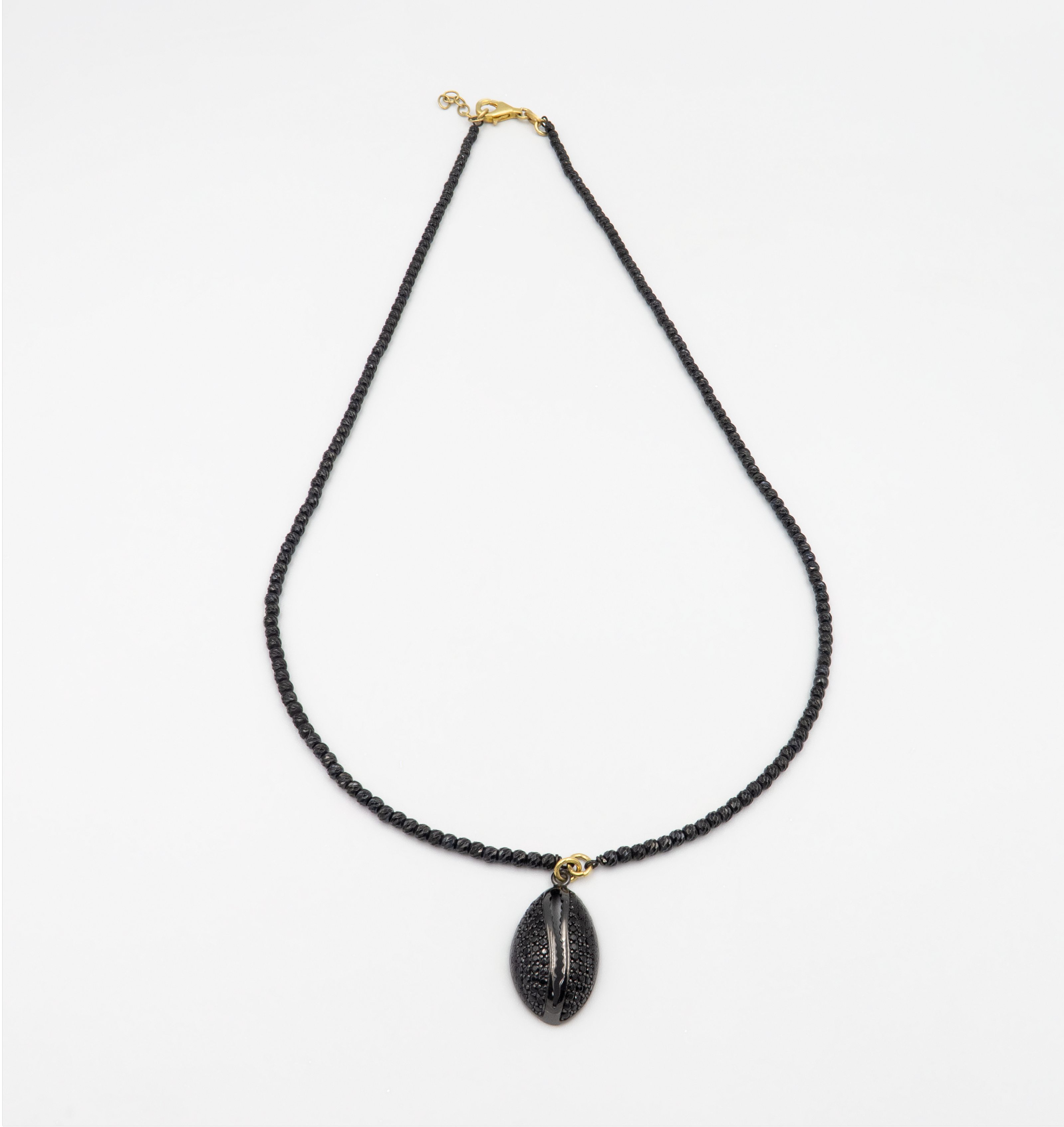 שרשרת כסף בעיצוב מודרני ומוקפד לגבר, בגוון רותניום מודרני המעניק למראה מתכתי עוצמתי ואלגנטי. השרשרת נקייה מאבנים, ומשולבת עם תליון מעוצב בהשראת עיצוב תעשייתי, שמוסיף לתכשיט מראה ייחודי ומאוזן. השילוב בין הכסף המלוטש לציפוי הרותניום יוצר אסתטיקה גברית מעודנת, כזו שמדברת בשפה של סגנון אישי וביטוי עצמי. התליון משתלב באופן טבעי עם קווי השרשרת ויושב בצורה מושלמת על הצוואר, ללא עומס – רק שילוב של עוצמה מאופקת. מתאים לגברים שמעריכים עיצוב לא שגרתי, חומרי גלם איכותיים ועיצוב עם מגע אישי.