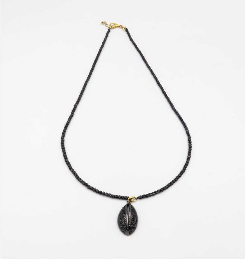 שרשרת כסף בעיצוב מודרני ומוקפד לגבר, בגוון רותניום מודרני המעניק למראה מתכתי עוצמתי ואלגנטי. השרשרת נקייה מאבנים, ומשולבת עם תליון מעוצב בהשראת עיצוב תעשייתי, שמוסיף לתכשיט מראה ייחודי ומאוזן. השילוב בין הכסף המלוטש לציפוי הרותניום יוצר אסתטיקה גברית מעודנת, כזו שמדברת בשפה של סגנון אישי וביטוי עצמי. התליון משתלב באופן טבעי עם קווי השרשרת ויושב בצורה מושלמת על הצוואר, ללא עומס – רק שילוב של עוצמה מאופקת. מתאים לגברים שמעריכים עיצוב לא שגרתי, חומרי גלם איכותיים ועיצוב עם מגע אישי.