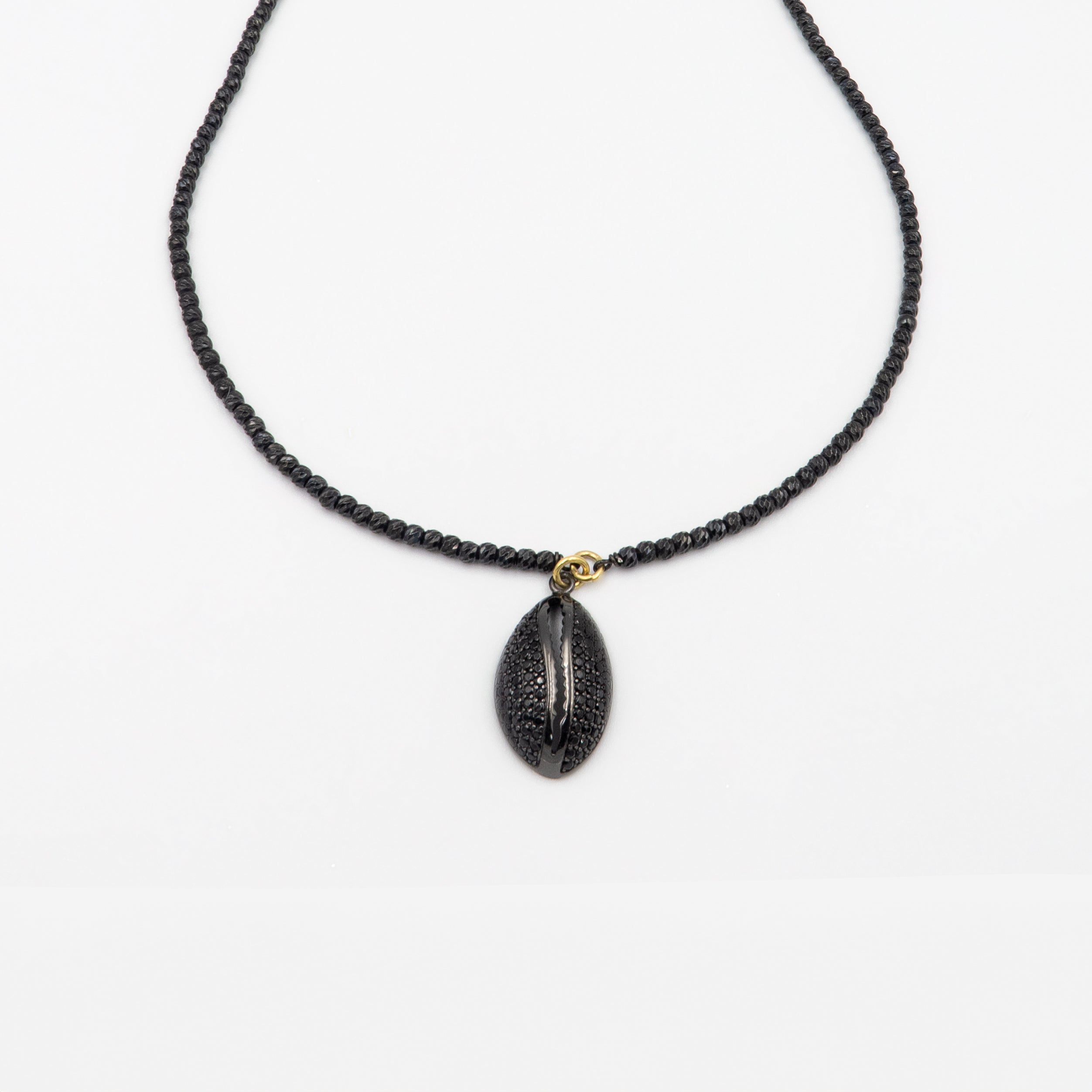 שרשרת כסף בעיצוב מודרני ומוקפד לגבר, בטקסטורת רותניום מט המעניק למראה מתכתי עוצמתי ואלגנטי. השרשרת נקייה מאבנים, ומשולבת עם תליון מעוצב בהשראת עיצוב תעשייתי, שמוסיף לתכשיט מראה ייחודי ומאוזן. השילוב בין הכסף המלוטש לציפוי הרותניום יוצר אסתטיקה גברית מעודנת, כזו שמדברת בשפה של סגנון אישי וביטוי עצמי. התליון משתלב באופן טבעי עם קווי השרשרת ויושב בצורה מושלמת על הצוואר, ללא עומס – רק שילוב של עוצמה מאופקת. מתאים לגברים שמעריכים עיצוב לא שגרתי, חומרי גלם איכותיים ופריטים שמשקפים סגנון וזהות.