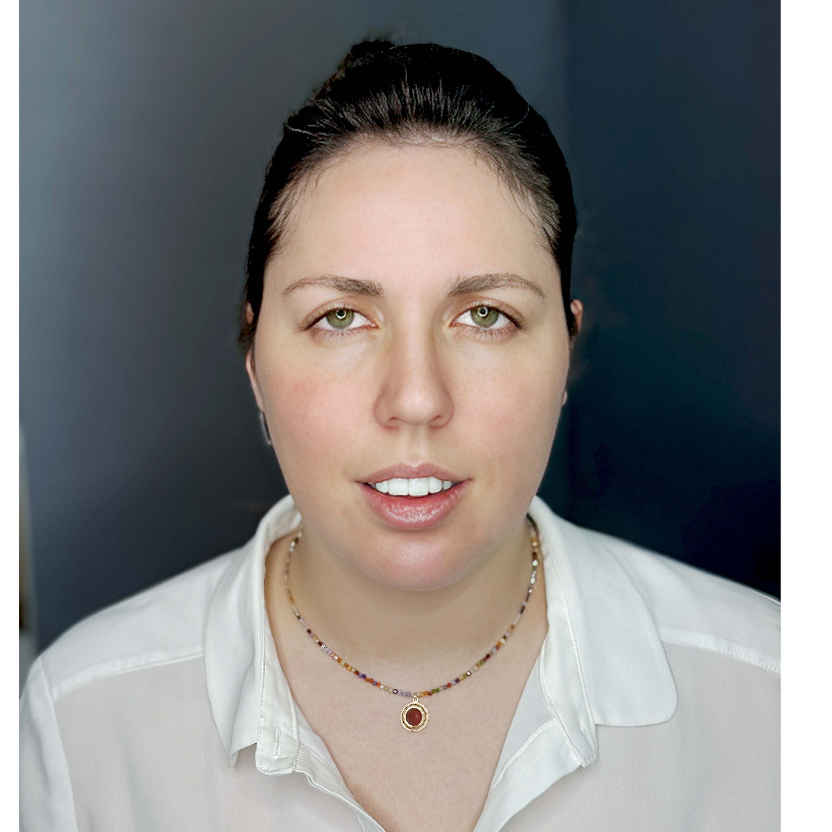 שרשרת אבני חן צבעוניות בגווני קשת עדינים עם תליון קורנליאן עגול במרכז – תכשיט עם קריצה עליזה וטאץ' אישי. החרוזים הקטנים בגווני כחול, כתום, סגול וירוק יוצרים רקע שמאיר את התליון המרכזי, שהוא לב התכשיט. הקורנליאן, אבן הידועה באיכויותיה המחזקות והממריצות, משתלבת כאן בעיצוב שמחבר בין הרמוניה חזותית לאופי אישי. תוספת רעננה שתתאים גם לשגרה וגם לחג – כזה שמכניס צבע, תחושת חיוניות וחיבור לטבע אל תוך ההופעה שלך.