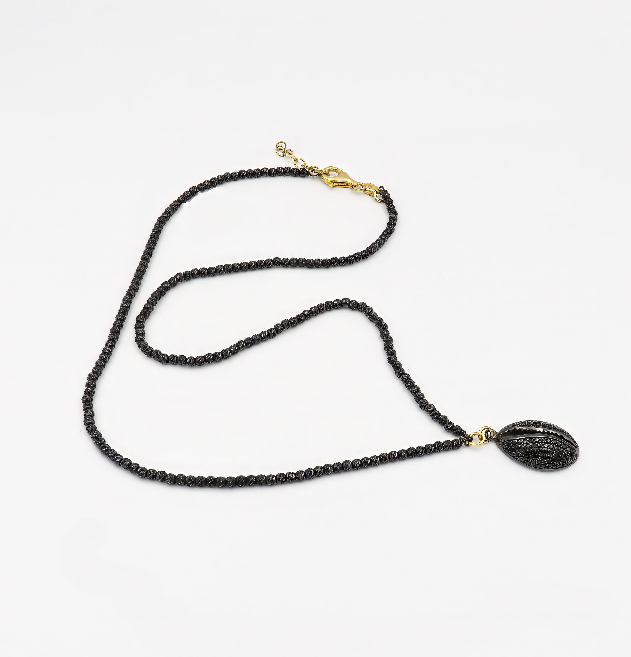 שרשרת כסף בעיצוב מודרני ומוקפד לגבר, בגוון רותניום מודרני המעניק לשילוב של מתכת וטון רגוע. השרשרת נקייה מאבנים, ומשולבת עם פריט מרכזי בעיצוב מודרני, שמוסיף לתכשיט מראה ייחודי ומאוזן. השילוב בין הכסף המלוטש לציפוי הרותניום יוצר אסתטיקה גברית מעודנת, כזו שמדברת בשפה של סגנון אישי וביטוי עצמי. התליון משתלב באופן טבעי עם קווי השרשרת ויושב בצורה מושלמת על הצוואר, ללא עומס – רק אסתטיקה שקטה ומדויקת. מתאים לגברים שמעריכים עיצוב לא שגרתי, חומרי גלם איכותיים ופריטים שמשקפים סגנון וזהות.