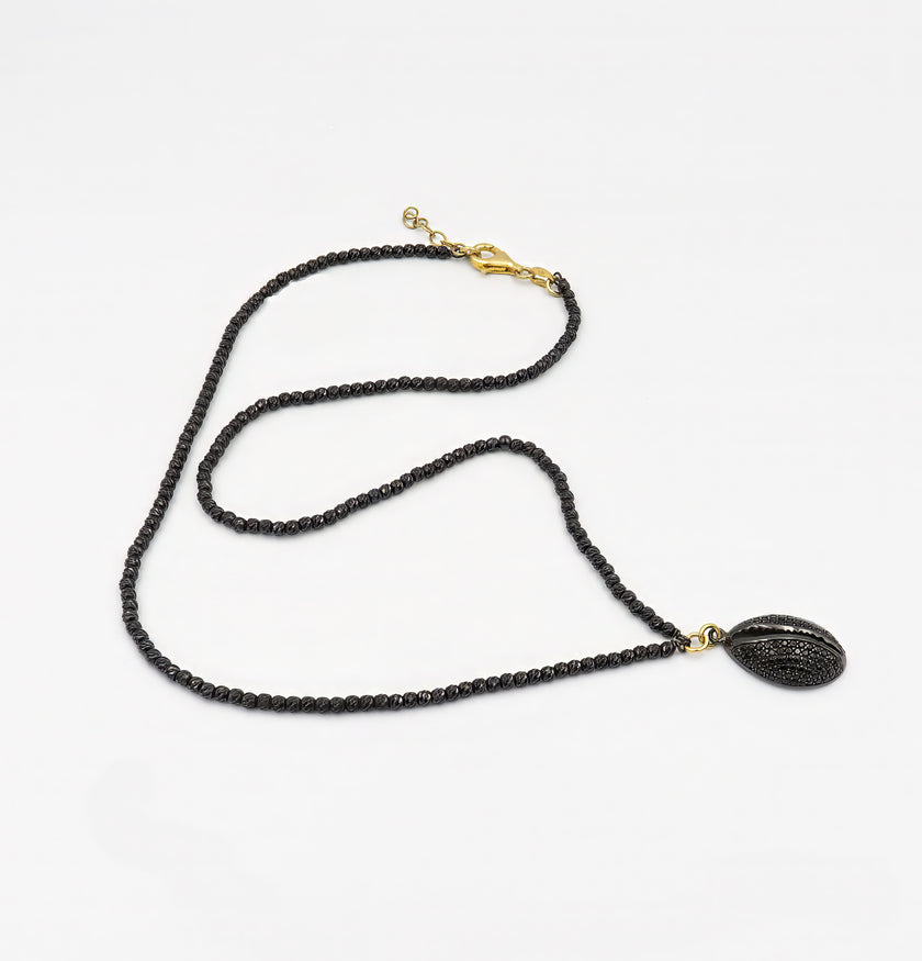 שרשרת כסף בעיצוב מודרני ומוקפד לגבר, בגוון רותניום מודרני המעניק לשילוב של מתכת וטון רגוע. השרשרת נקייה מאבנים, ומשולבת עם פריט מרכזי בעיצוב מודרני, שמוסיף לתכשיט מראה ייחודי ומאוזן. השילוב בין הכסף המלוטש לציפוי הרותניום יוצר אסתטיקה גברית מעודנת, כזו שמדברת בשפה של סגנון אישי וביטוי עצמי. התליון משתלב באופן טבעי עם קווי השרשרת ויושב בצורה מושלמת על הצוואר, ללא עומס – רק אסתטיקה שקטה ומדויקת. מתאים לגברים שמעריכים עיצוב לא שגרתי, חומרי גלם איכותיים ופריטים שמשקפים סגנון וזהות.