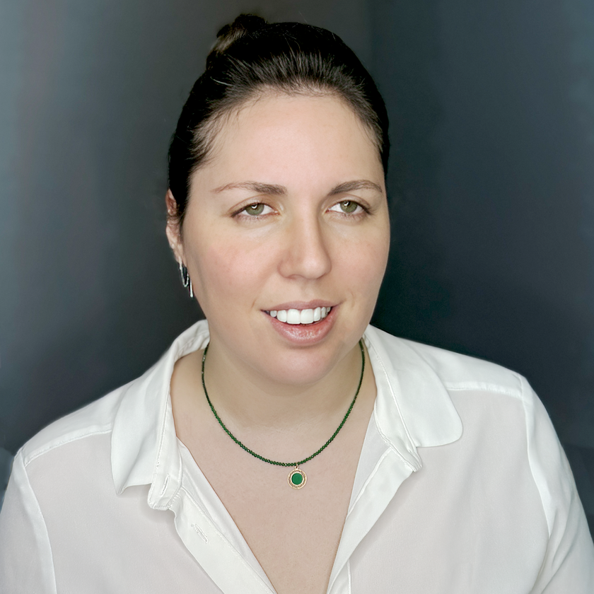 קולר ירוק עדין ויוקרתי עם תליון עגול מוזהב שמשובצת בו אבן ירוקה עמוקה. התכשיט יושב בצמוד לקו הצוואר, משתלב נהדר עם חולצה פתוחה בצבע בהיר. פריט מושלם למראה יומיומי עם טאץ' של אלגנטיות – וגם לערב רומנטי או פגישה עסקית עם שיק טבעי.