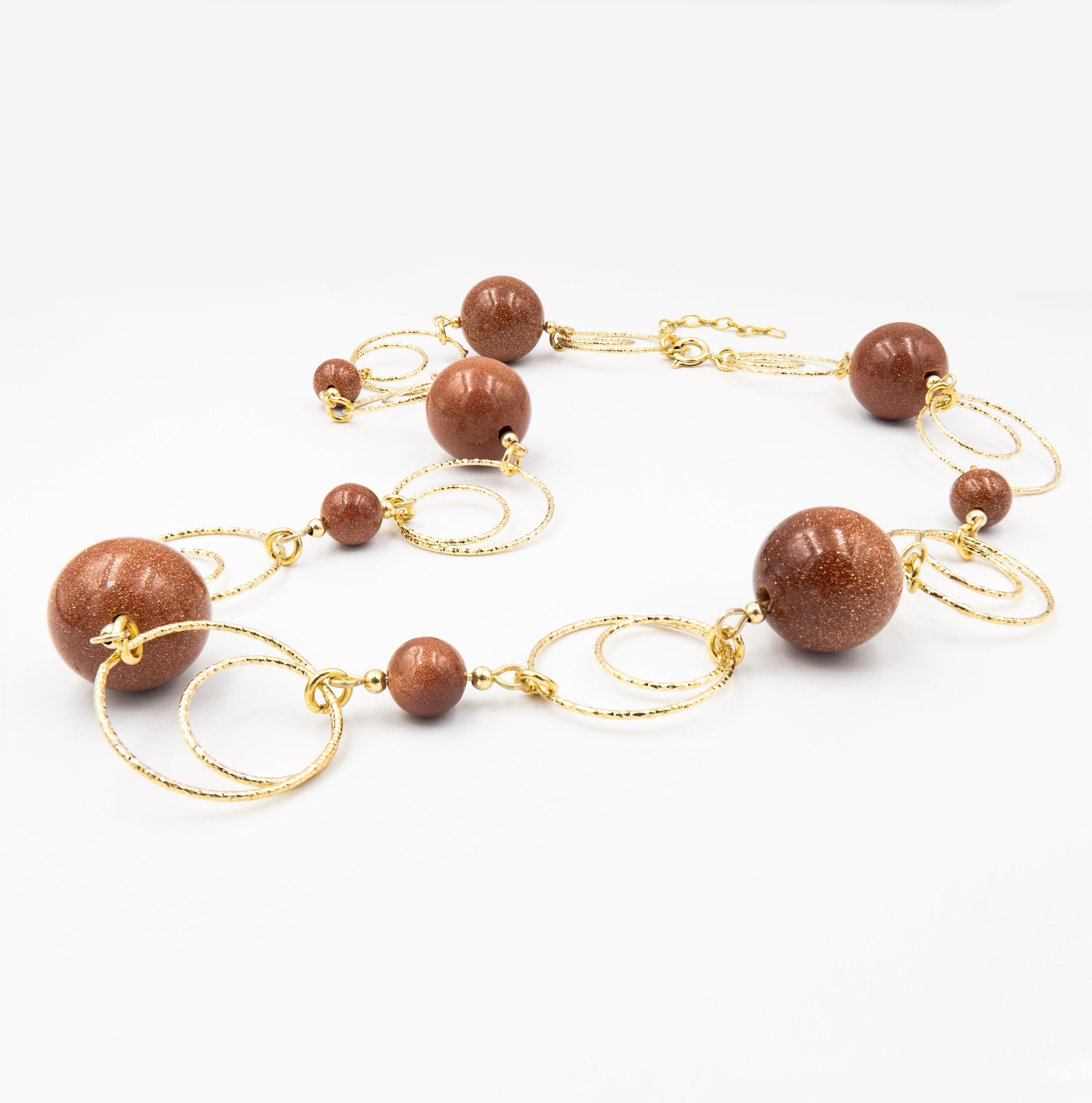 שרשרת אבני אוונטיורין חום בעבודת יד, עם חרוזים בגוונים טבעיים של חום־זהוב, חום אדמדם ונגיעות של ברונזה. האבן משדרת חמימות, יציבות ואנרגיה של אדמה, והעיצוב משלב קווים נקיים עם תחושה אורגנית ומחוברת. כל חרוז נבחר בקפידה ונשזר בהרמוניה ליצירת תכשיט עם עומק טבעי, אידיאלי לנשים שאוהבות חיבור לצבעים חמים ולחומרים מהטבע. מתאים ליום ולערב, למראה סתווי או כחלק מהופעה בוהו־אלגנטית עם נגיעה של עוצמה שקטה.