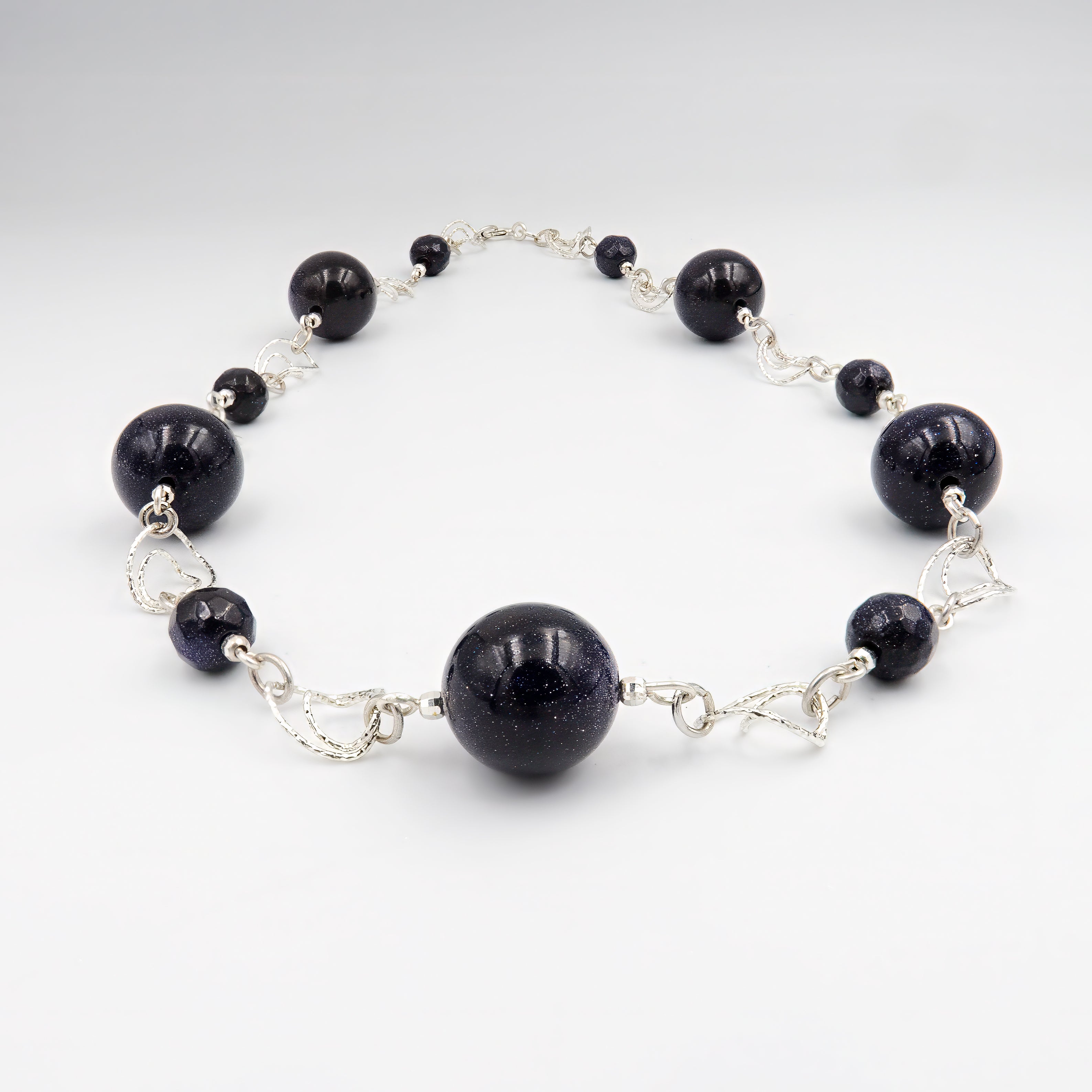 שרשרת בעבודת יד עם אבני אוונטיורין בגווני כחול עמוק עד כחול־שחור, בגימור מט משולב ברק פנימי קליל. האבנים משדרות אנרגיה של ריכוז, בהירות וניקיון רגשי. עיצוב קלאסי עם טוויסט מודרני, שמתאים לכל עונה ולמגוון סגנונות לבוש. תכשיט מושלם לאישה שמחפשת שילוב בין רוחניות ואסתטיקה, בין טבע ליוקרה רגועה.

