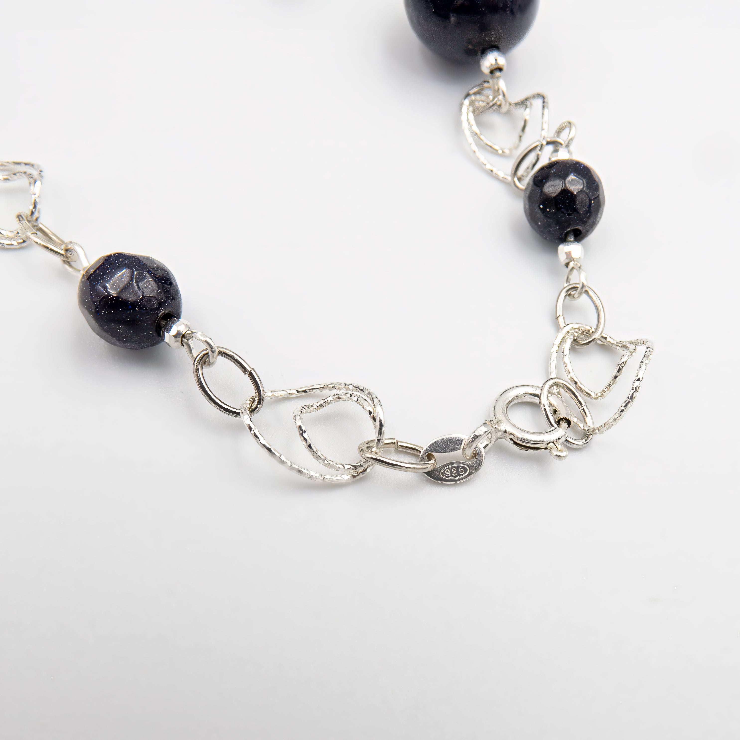 תכשיט אלגנטי־רוחני מאוונטיורין כחול בגווני כחול־דמדומים. האבן נחשבת כמעודדת חשיבה צלולה וביטוי אישי רגוע, והשרשרת מקרינה עומק ואיזון. כל אבן שונה, עם גוונים פנימיים שמשתנים לפי האור. תכשיט שמתאים לנשים שמבקשות להוסיף לתלבושת נגיעה של נוכחות שקטה – בלי לוותר על אמירה אישית ועידון.

