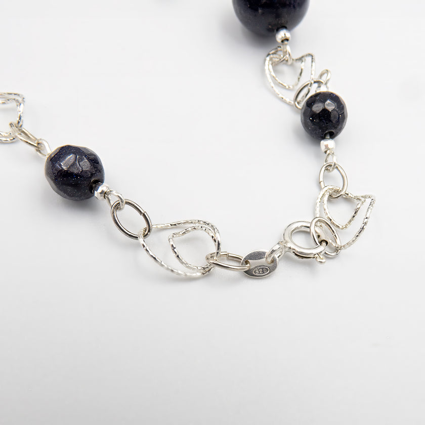 תכשיט אלגנטי־רוחני מאוונטיורין כחול בגווני כחול־דמדומים. האבן נחשבת כמעודדת חשיבה צלולה וביטוי אישי רגוע, והשרשרת מקרינה עומק ואיזון. כל אבן שונה, עם גוונים פנימיים שמשתנים לפי האור. תכשיט שמתאים לנשים שמבקשות להוסיף לתלבושת נגיעה של נוכחות שקטה – בלי לוותר על אמירה אישית ועידון.

