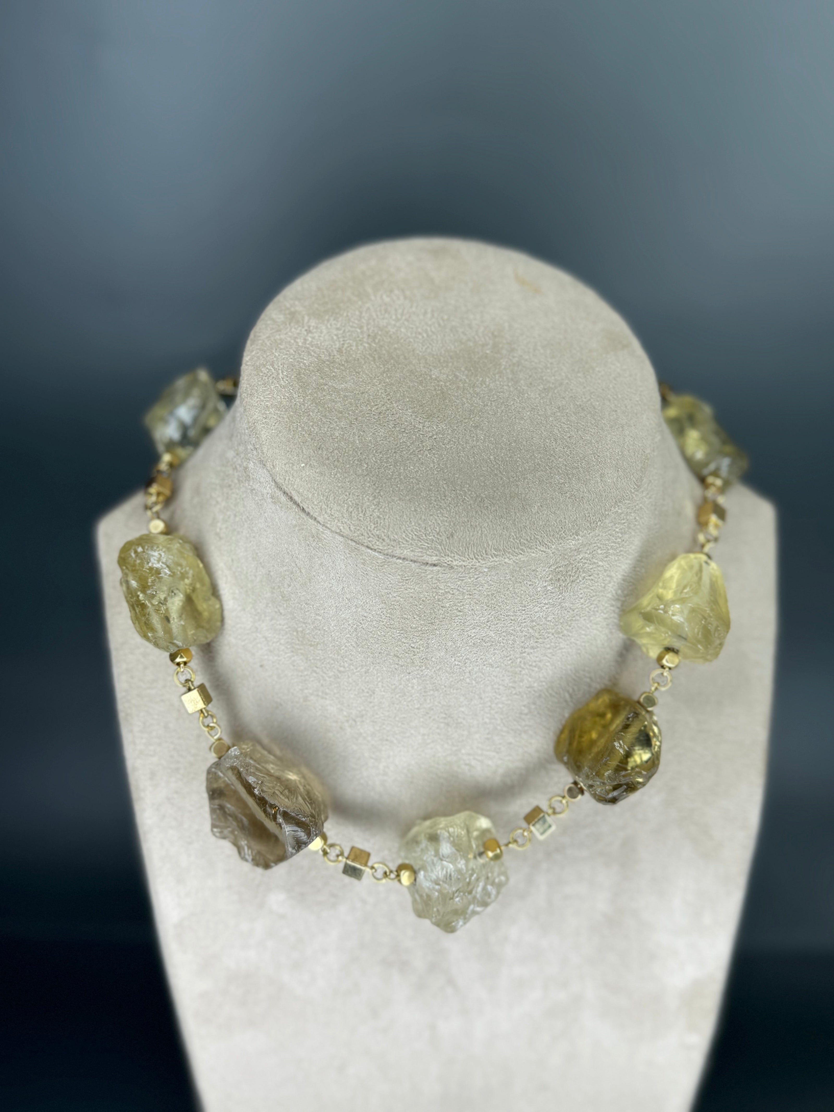 שרשרת כסף עדינה ואלגנטית, משובצת בחרוזי טופז מוארים לצד סיטרין כתום־צהבהב – השתקפות של אור טבעי ותנועה. האבנים נבחרו בקפידה ליצירת גוונים שמביאים איתם קלילות, עם מעבר עדין בין צהוב לימוני לניצוץ קריסטלי צלול. העיצוב שואב השראה מהטבע ומהאור, ומדגיש את האופי הבהיר והמרענן של שתי האבנים. זוהי שרשרת שמתאימה ללבוש יומיומי מלא סטייל וגם לרגעים חגיגיים – שרשרת שמביאה עמה אופטימיות. מתאימה למי שאוהבת תכשיטים עם נוכחות עדינה אך מוארת, אנרגיה חיובית ואסתטיקה שמשדרת שמחה.