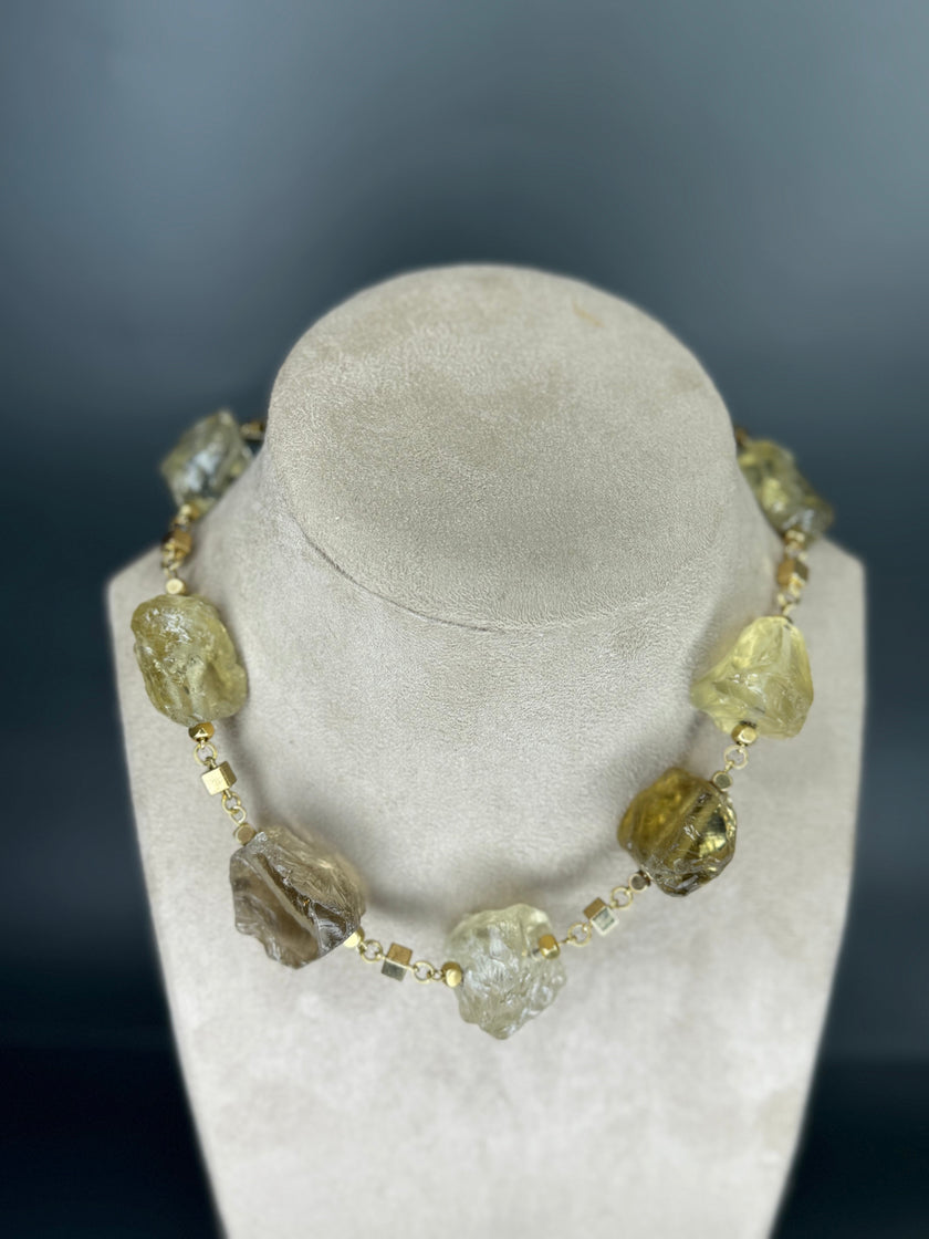 שרשרת כסף עדינה ואלגנטית, משובצת בחרוזי טופז מוארים לצד סיטרין כתום־צהבהב – השתקפות של אור טבעי ותנועה. האבנים נבחרו בקפידה ליצירת גוונים שמביאים איתם קלילות, עם מעבר עדין בין צהוב לימוני לניצוץ קריסטלי צלול. העיצוב שואב השראה מהטבע ומהאור, ומדגיש את האופי הבהיר והמרענן של שתי האבנים. זוהי שרשרת שמתאימה ללבוש יומיומי מלא סטייל וגם לרגעים חגיגיים – שרשרת שמביאה עמה אופטימיות. מתאימה למי שאוהבת תכשיטים עם נוכחות עדינה אך מוארת, אנרגיה חיובית ואסתטיקה שמשדרת שמחה.