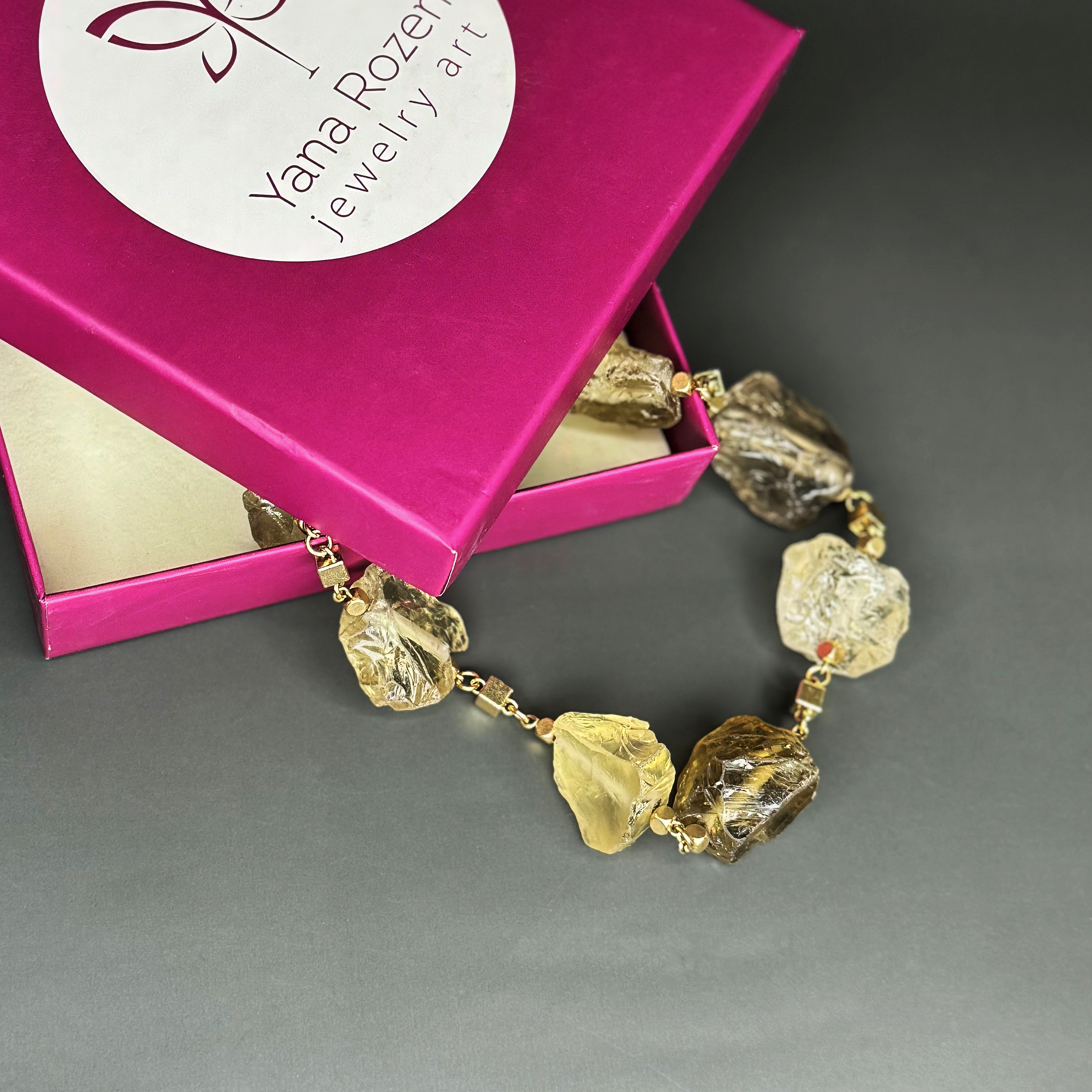 שרשרת כסף עדינה ואלגנטית, משובצת בטופז צלול עם נצנוץ טבעי לצד סיטרין כתום־צהבהב – השתקפות של אור טבעי ותנועה. האבנים נבחרו בקפידה ליצירת הרמוניה של גוונים רכים, עם מעבר עדין בין צהוב לימוני לניצוץ קריסטלי צלול. העיצוב שואב השראה מהטבע ומהאור, ומדגיש את האופי הבהיר והמרענן של שתי האבנים. זוהי שרשרת שמתאימה ללבוש יומיומי מלא סטייל וגם לרגעים חגיגיים – נוכחות חיובית ונעימה בכל הופעה. מתאימה למי שאוהבת תכשיטים עם נוכחות עדינה אך מוארת, אנרגיה חיובית ואסתטיקה שמשדרת שמחה.