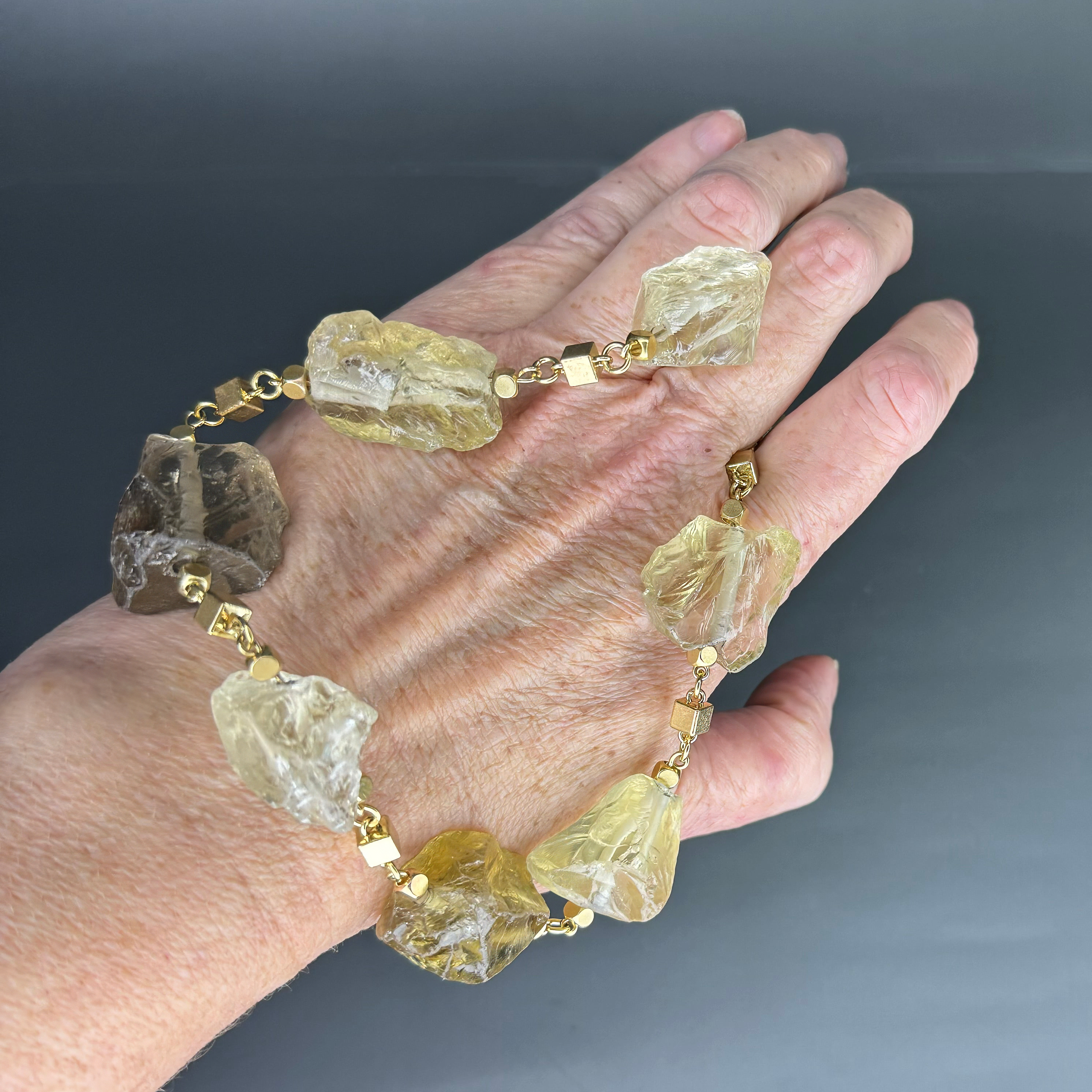 שרשרת כסף עדינה ואלגנטית, משובצת בקריסטלי טופז שמחזירים את האור לצד סיטרין מאיר בגוון שמש אחר הצהריים – הרמוניה של אור וטבע. האבנים נבחרו בקפידה ליצירת תדרים של שמחה באבנים חמות, עם מעבר עדין בין צהוב לימוני לניצוץ קריסטלי צלול. העיצוב שואב השראה מהטבע ומהאור, ומדגיש את האופי הבהיר והמרענן של שתי האבנים. זוהי שרשרת שמתאימה ללבוש יומיומי מלא סטייל וגם לרגעים חגיגיים – פריט שמשדר קלילות חיובית. מתאימה למי שאוהבת תכשיטים עם נוכחות עדינה אך מוארת, אנרגיה חיובית ואסתטיקה שמשדרת שמחה.