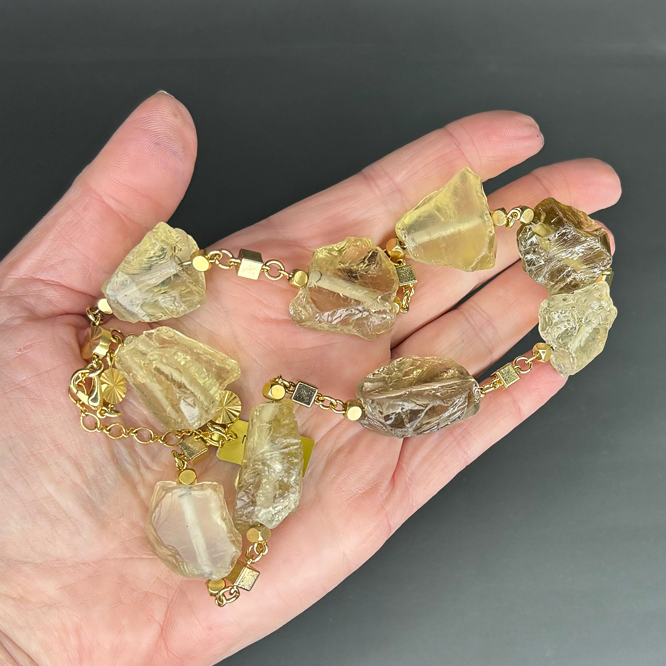 שרשרת כסף עדינה ואלגנטית, משובצת בטופז טבעי עם שקיפות מהפנטת לצד סיטרין מאיר בגוון שמש אחר הצהריים – תחושת קרני אור עדין בגשם קיץ. האבנים נבחרו בקפידה ליצירת גוונים שמחממים את הלב, עם מעבר עדין בין צהוב לימוני לניצוץ קריסטלי צלול. העיצוב שואב השראה מהטבע ומהאור, ומדגיש את האופי הבהיר והמרענן של שתי האבנים. זוהי שרשרת שמתאימה ללבוש יומיומי מלא סטייל וגם לרגעים חגיגיים – שרשרת שהיא כמו נשימה של אור. מתאימה למי שאוהבת תכשיטים עם נוכחות עדינה אך מוארת, אנרגיה חיובית ואסתטיקה שמשדרת שמחה.