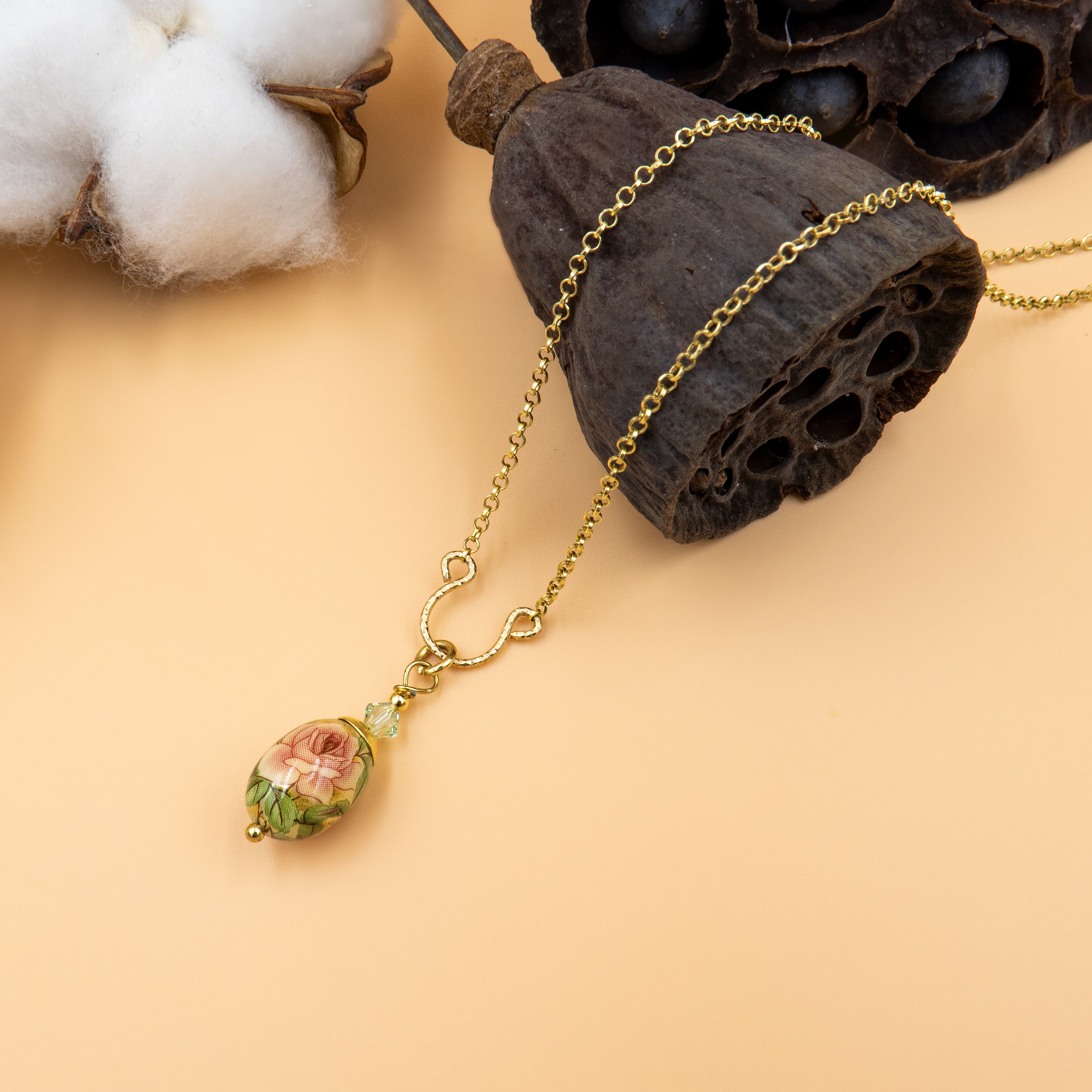 שרשרת עדינה בסגנון וינטג' קלאסי עם תליון ביצה מצוירת בגוונים ירוקים שונים: פרח בצבע ירוק בהיר עם עלים בגוון זית וכחול. חיבור התליון מעוטר בחרוזים ירוקים נוצצים. עיצוב מלא רוך, בהשראת גן פורח מוקדם בבוקר.

