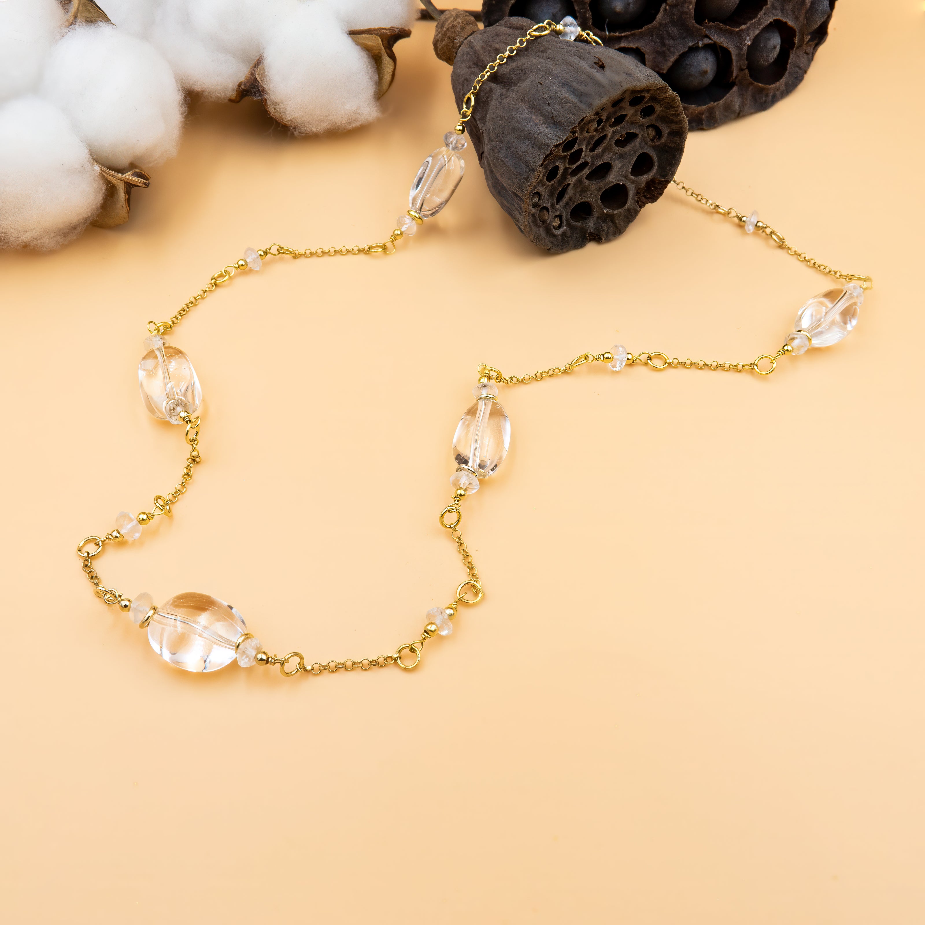 שרשרת בוטיק עדינה מזהב 14 קראט משובצת רוק־קריסטל טבעי בגימור מלוטש, בגוון שקוף־זוהר. האבן נחשבת ל