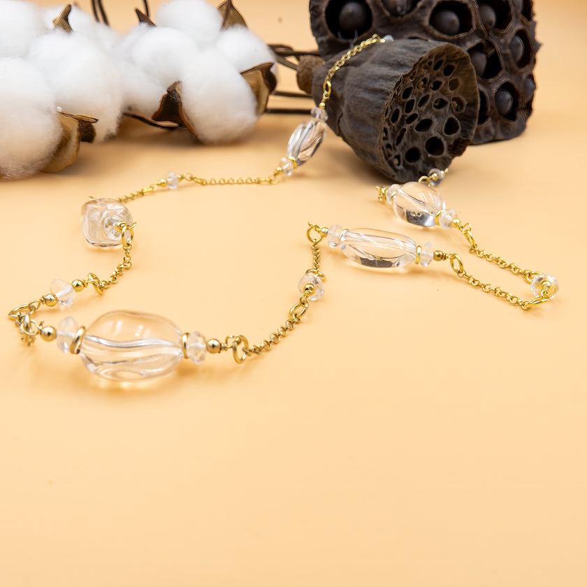 תכשיט יוקרתי אך פשוט: שרשרת זהב 14 קראט עם תליון רוק־קריסטל שקוף, טבעי ואצילי. האבן מבטאת טוהר ומודעות גבוהה, והזהב האמיתי מוסיף תחושת חום ועדינות. תכשיט שמתאים לכל גיל ולכל סגנון לבוש – קלאסי, מודרני או בוהו־שיק. עבודת יד מדויקת, שילוב של טבע, איכות ואנרגיה אישית. תכשיט שהוא לא רק יופי – אלא גם חוויה.