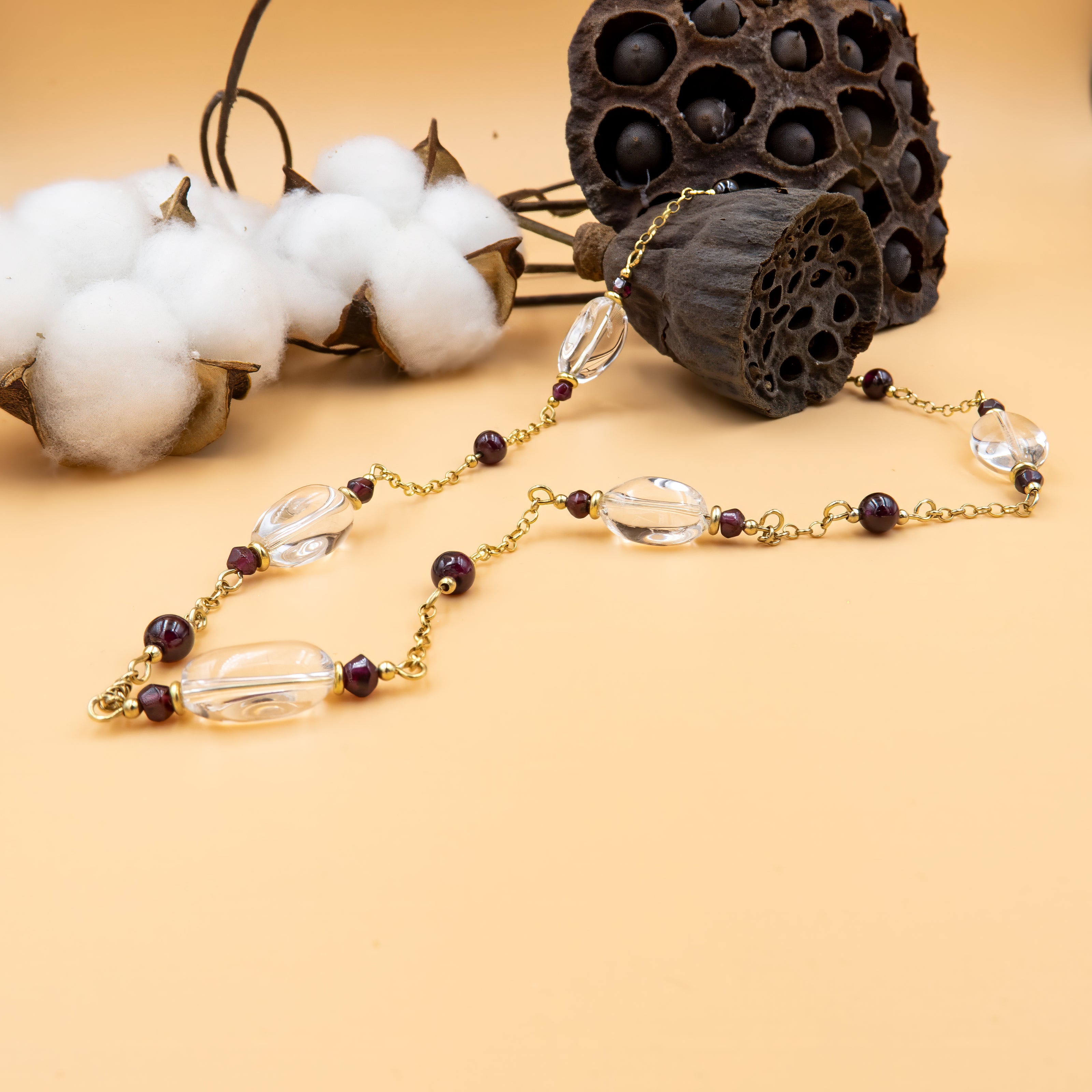 שרשרת זהב 14 קראט עדינה עם תליון כפול: גארנט טבעי בגוון אדום עמוק ורוק־קריסטל מלוטש. עיצוב שמחבר בין הלב לתודעה, בין תשוקה לאור. הזהב החם מדגיש את הברק הטבעי של האבנים ויוצר מראה מאוזן, מלא נוכחות. תכשיט שמחמיא לכל סגנון – קז'ואל, אלגנטי או בוהו־שיק. מתנה עם משמעות רגשית עמוקה – אהבה, ריפוי ואיזון.