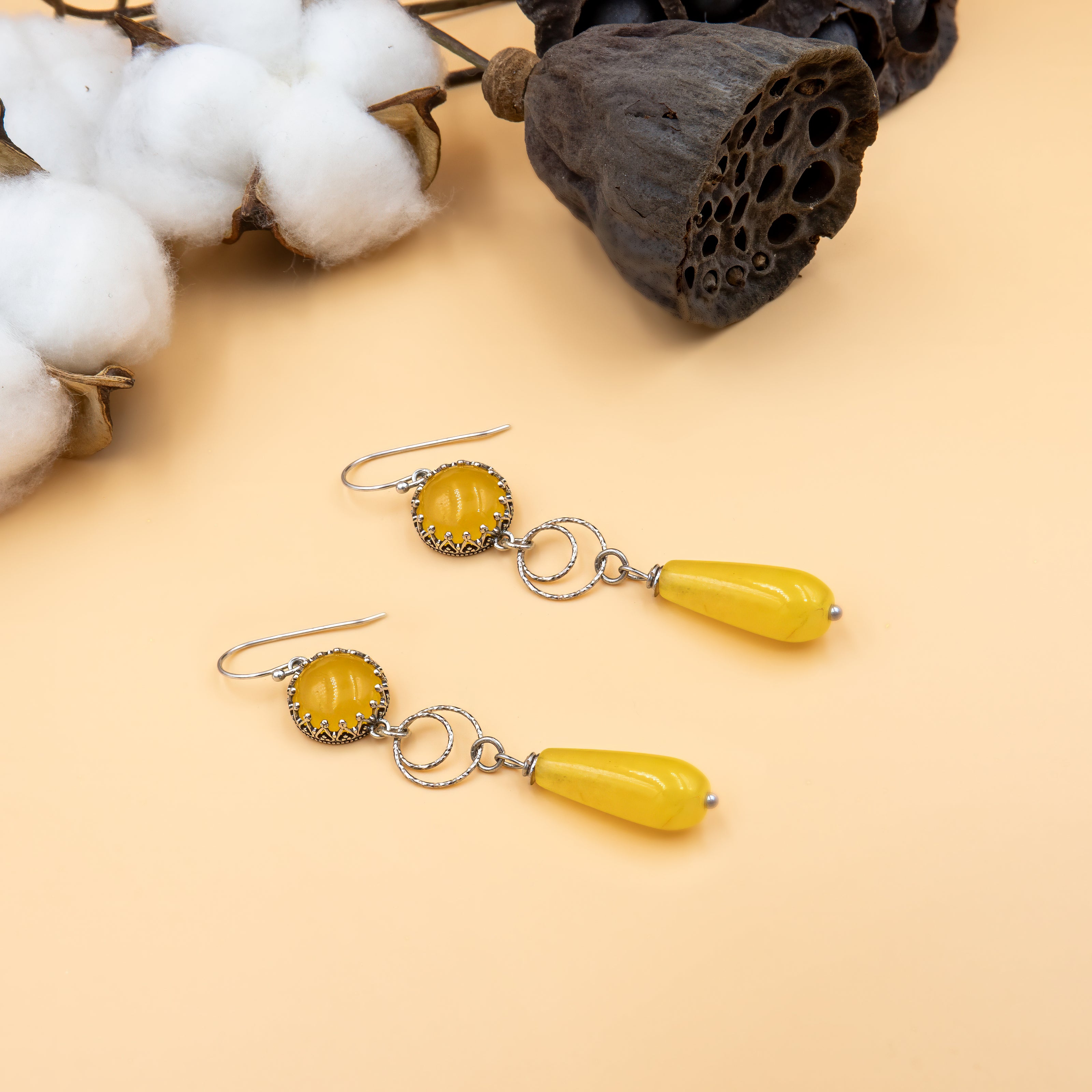 עגילים בעיצוב בוהו־שיק עם אבן אגת צהובה וכסף אמיתי – אור טבעי שמלווה אותך
עגילים קלילים ונשיים, בעיצוב בהשראת הטבע והאור. אגת צהובה, עם שקיפות עדינה, מחוברת לכסף סטרלינג בעבודת יד מדויקת. מתאימים להופעה יומיומית עם נגיעה של קסם, או לערב מיוחד באווירה רגועה.