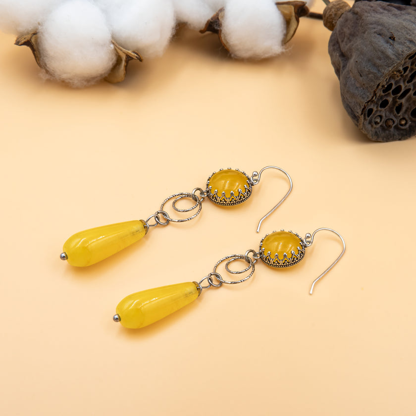 עגילים תלויים בעבודת יד עם טיפות אגת צהובה – צבע של תקווה
עגילים שתוכננו להאיר את יומך – גם ברגעים הקטנים. גוון האגת הצהובה משתנה לפי האור, ויוצר נצנוץ רך ומעודן. שילוב בין אומנות, חומרי גלם טבעיים ואהבה לעיצוב נינוח.