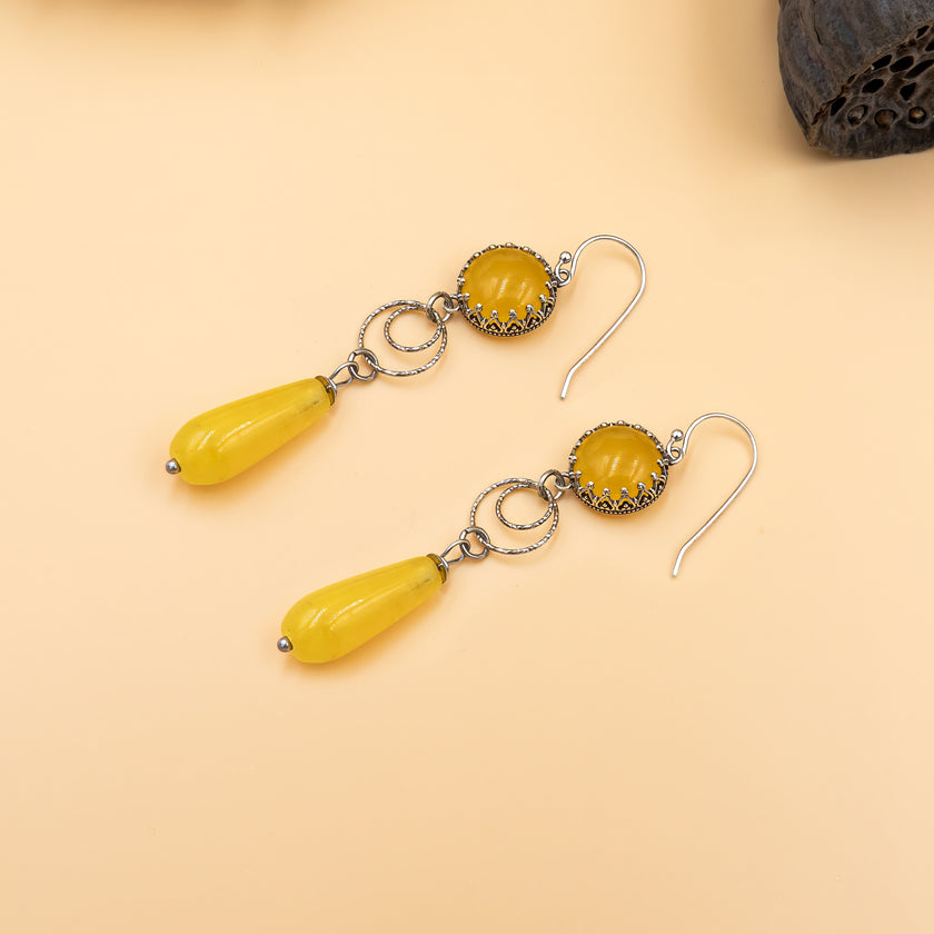 עגילי כסף עם תליון אגת בגוון חמנייה – שמחה על האוזניים
עגילים שגורמים לחיוך. האגת הצהובה מקרינה חמימות ושמחה, וכסף סטרלינג איכותי עוטף אותה בעדינות. עגילים שמתאימים גם לג’ינס וגם לשמלה, ומוסיפים אופי לכל לוק.