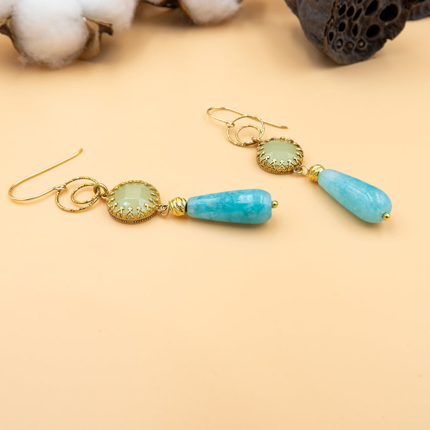 עגילים עדינים עם אבן אופליט ירוקה ואמזונייט – נגיעת צבע מרעננת
עיצוב טבעי, רענן ואוורירי. האבנים החצי־שקופות יוצרות משחקי אור עדינים, והכסף מוסיף תחושת קלילות וניקיון. פריט שמתאים ליום־יום, לעונות האביב והקיץ, או כתכשיט מלווה במדיטציה וריפוי.