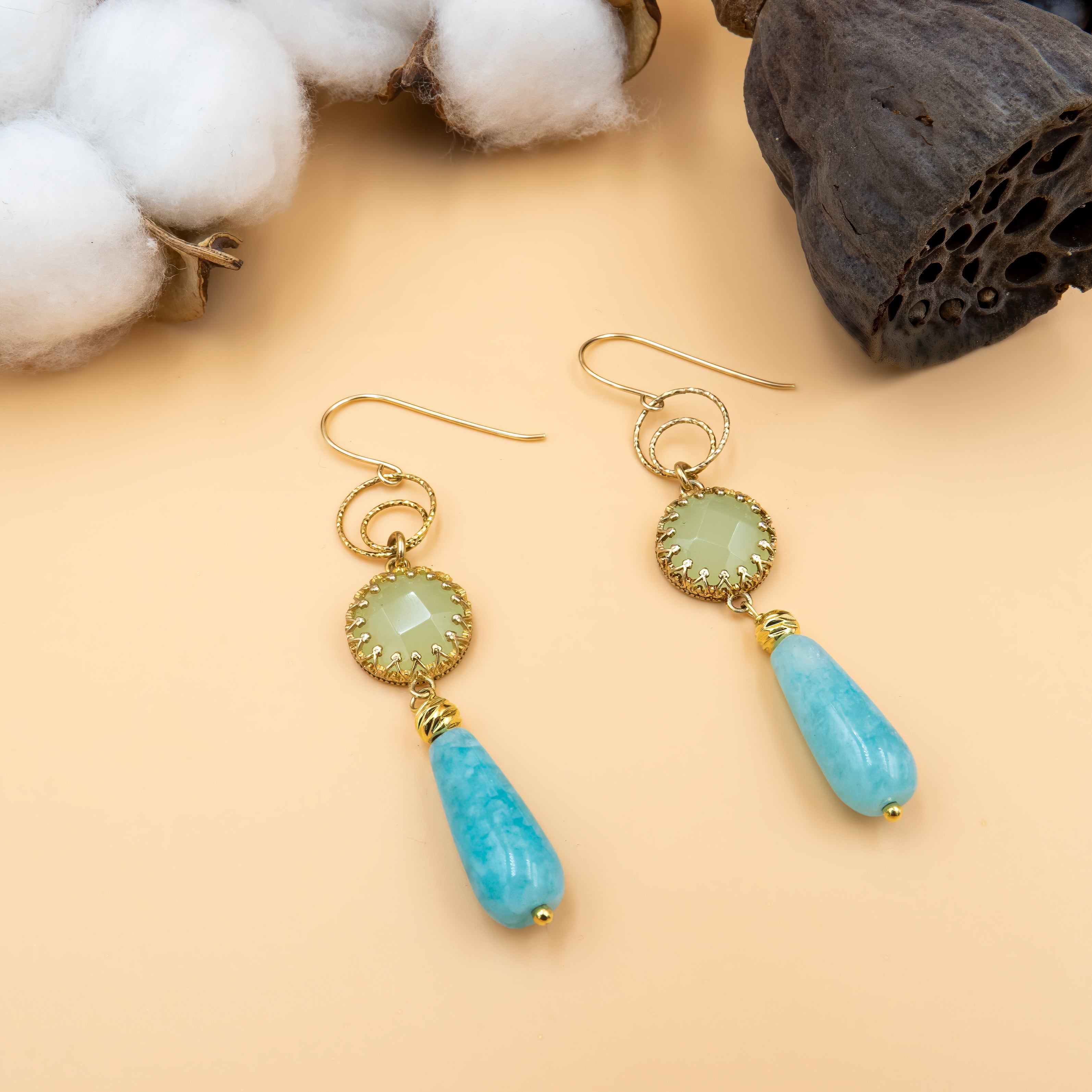 עגילים תלויים מכסף עם אופליט ירוק ואמזונייט – שלווה, איזון ונגיעה של טבע
שני אבנים בגוונים ירוקים־מים משתלבות יחד לעגילים עדינים בעבודת יד. האופליט הירוק יוצר נצנוץ חלומי, והאמזונייט מוסיף עומק רך בגוון טורקיז בהיר. תכשיט קליל עם אנרגיה מרגיעה ונשית – מושלם ליום שמשי או רגע מיוחד.