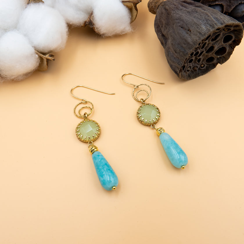 עגילי כסף בעיצוב ייחודי עם אופליט ירוק נוצץ ואמזונייט במרקם טבעי
התכשיט שואב השראה מהטבע – מים, אור ורוח. הצבעים משתנים לפי התאורה: מהירוק הבהיר של האופליט ועד לטורקיז הענוג של האמזונייט. תכשיט מיוחד לאישה שמחפשת איזון בין יופי רגוע ונוכחות מודרנית.