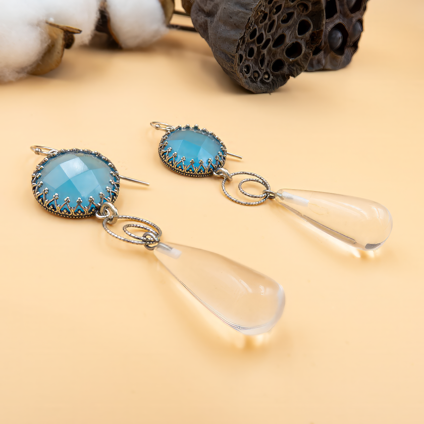 עגילים בעבודת יד עם אופליט בגוון תכלת בהיר וטיפה שקופה נוצצת – שילוב של חלום ואלגנטיות
צבעים שמזכירים מים שקטים ושמיים פתוחים. עיצוב נקי שמתאים לכל סגנון – ממראה טבעי ובוהמייני ועד קלאסי ורך. תכשיט קל ללבישה, מושלם ליום־יום או מתנה רגישה עם משמעות.