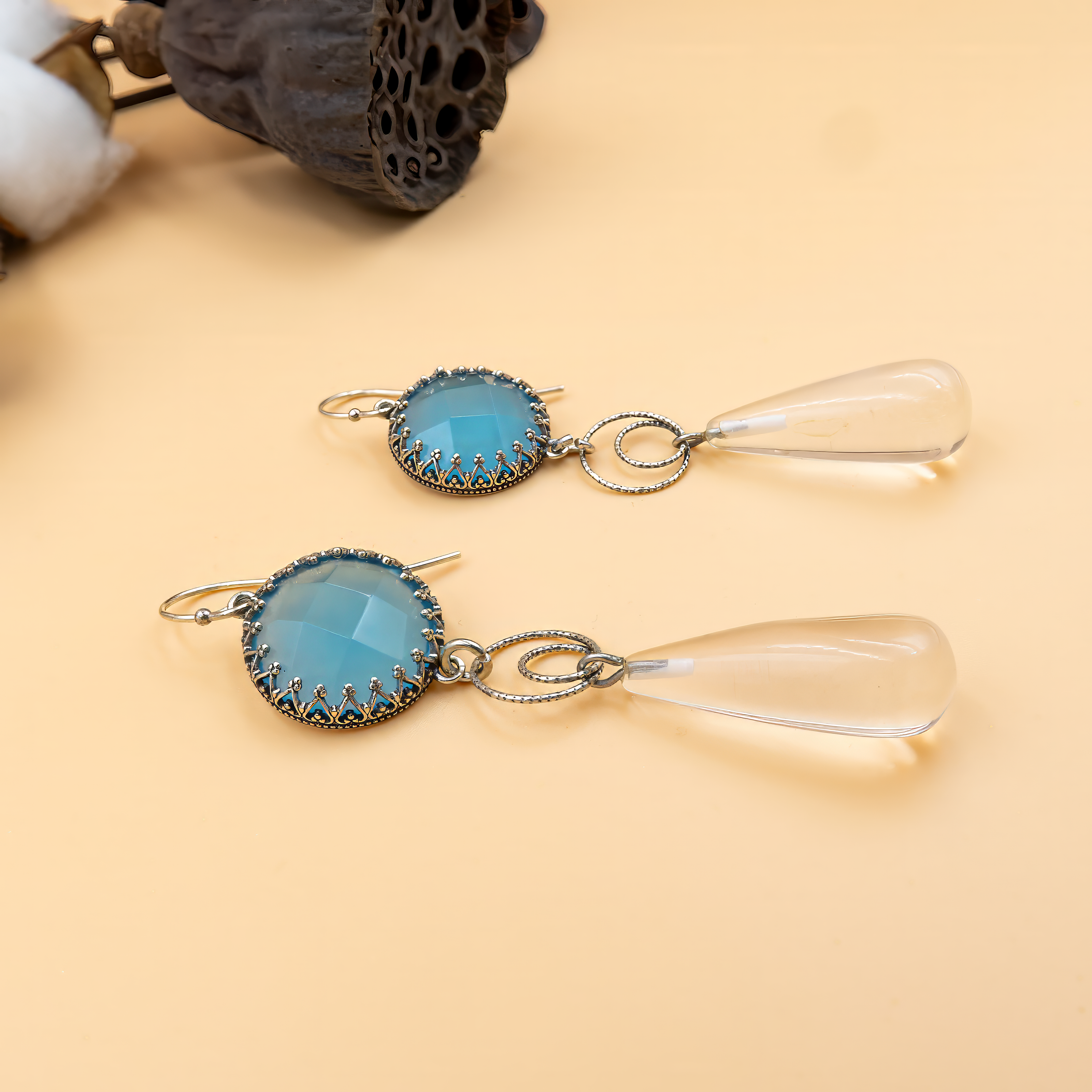 עגילים בעבודת יד עם אופליט בגוון תכלת בהיר וטיפה שקופה נוצצת – שילוב של חלום ואלגנטיות
צבעים שמזכירים מים שקטים ושמיים פתוחים. עיצוב נקי שמתאים לכל סגנון – ממראה טבעי ובוהמייני ועד קלאסי ורך. תכשיט קל ללבישה, מושלם ליום־יום או מתנה רגישה עם משמעות.