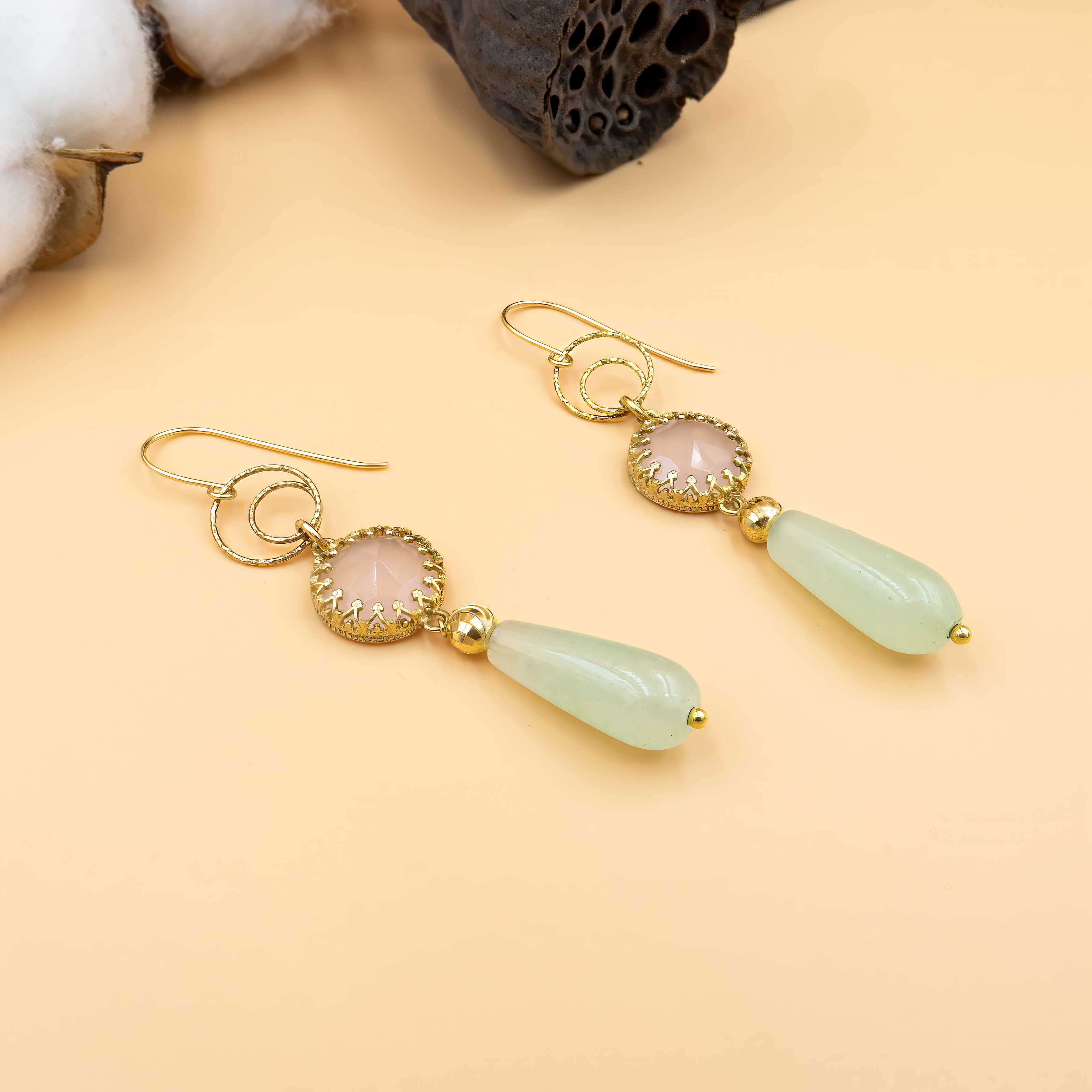 עגילים תלויים מכסף עם אופליט ורוד וטיפת אגת ירוקה – שילוב קסום של עדינות ורעננות
שילוב הרמוני של גוון ורוד חלבי ורך עם ירוק עמוק וטבעי. האופליט מקרין אור פנימי רגוע, והאגת מוסיפה איזון ארצי. יחד הם יוצרים עגילים נשיים, אלגנטיים ונועזים במידה הנכונה.

