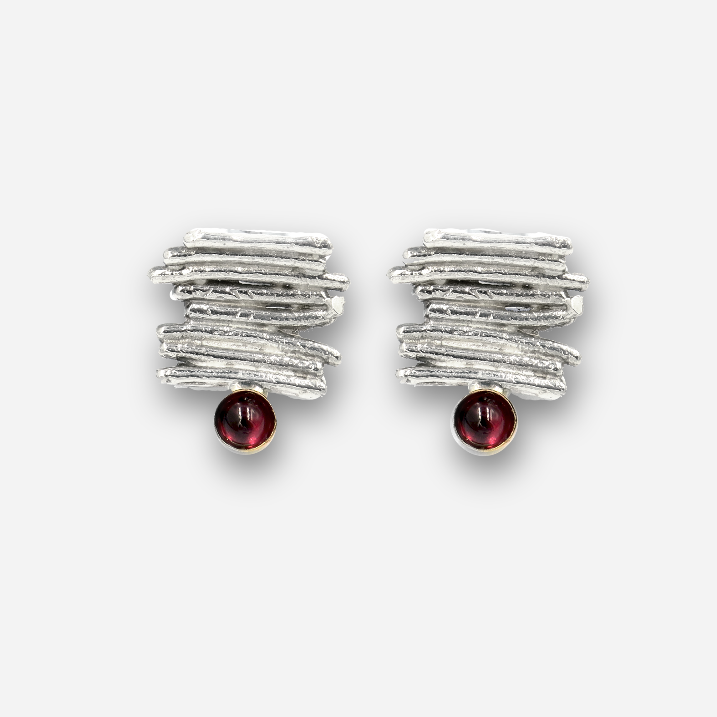 עגילים עדינים מזהב 14 קראט עם גארנט – עיצוב בעבודת יד שמשלב עידון, חמימות ונשיות. הגארנט מוסיף נגיעה דרמטית אך מרוסנת, והזהב משלים את המראה בזוהר אלגנטי. מתאים לנשים שאוהבות עגילים קלים ונוחים עם אופי עמוק וסמליות אישית.

