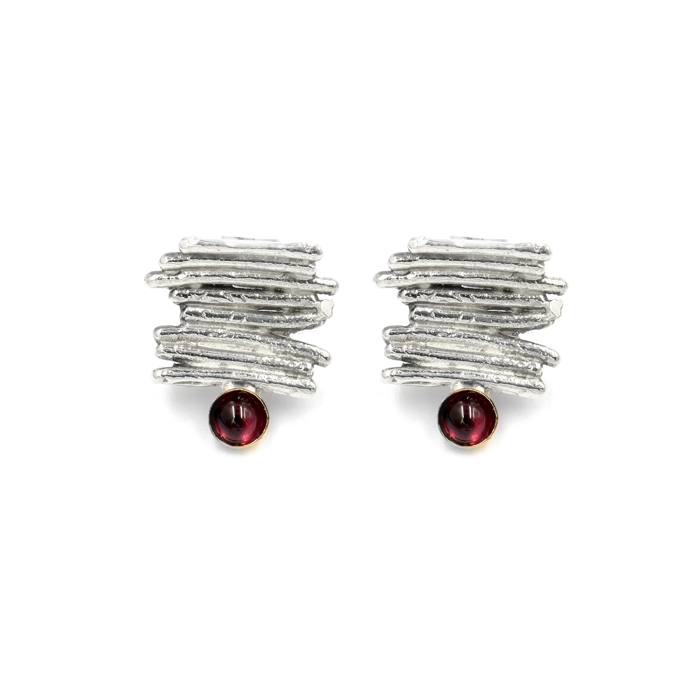 עגילים מזהב 14 קראט עם אבני גארנט טבעי – תכשיט בעיצוב קלאסי ואלגנטי שמשלב בין זוהר חמים של זהב לבין עומק דרמטי של הגארנט. האבן בגוון יין עשיר מקרינה עוצמה, רגש ותחושת עומק. מתנה מושלמת ליום הולדת, יום אהבה או כל אירוע מיוחד. מתאימים לנשים שמעריכות תכשיטים בעלי נוכחות, איכות וסמליות.

