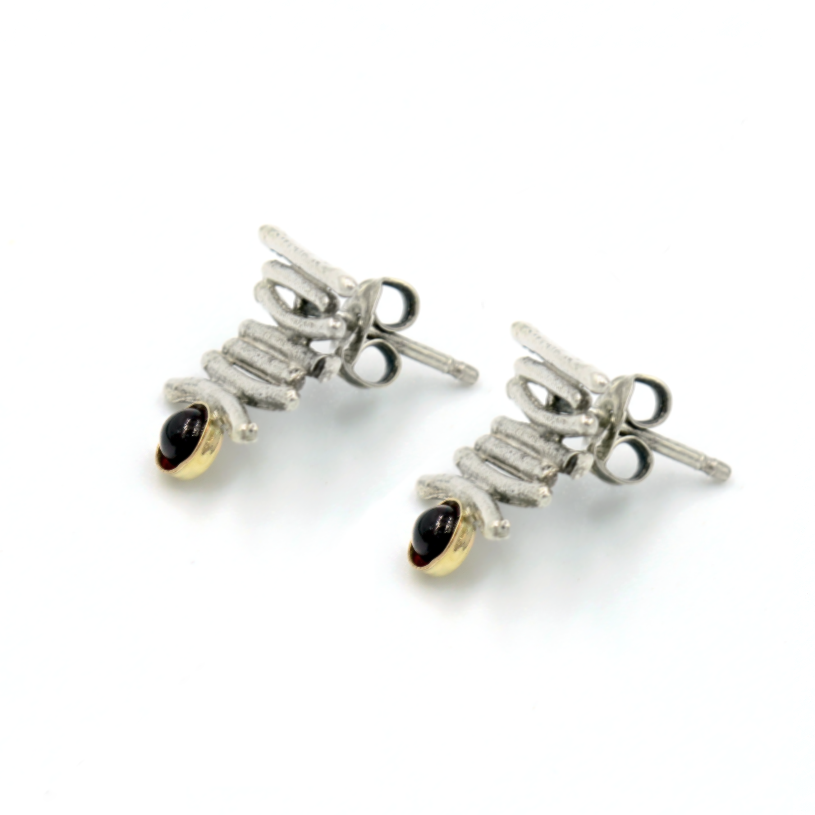 עגילים מזהב 14 קראט עם אבני גארנט בגוון עשיר – פריט שמקרין נשיות חזקה ועדינה גם יחד. האבן נבחרת בקפידה ומשובצת ביד אמן, והזהב הטהור מעניק לה את הבמה הראויה. תכשיט נצחי שמתאים כמתנה ליום נישואין, לחג או לכל מי שמחפשת עגילים עם עומק פנימי ויופי חיצוני.

