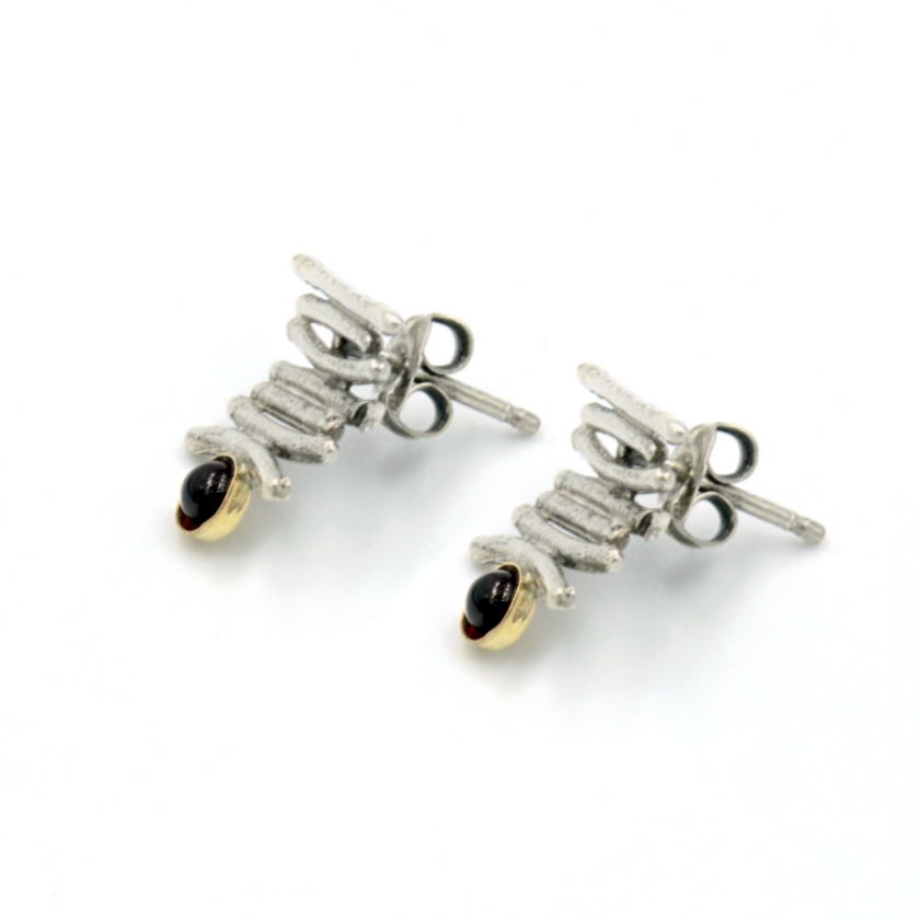 עגילים מזהב 14 קראט עם אבני גארנט בגוון עשיר – פריט שמקרין נשיות חזקה ועדינה גם יחד. האבן נבחרת בקפידה ומשובצת ביד אמן, והזהב הטהור מעניק לה את הבמה הראויה. תכשיט נצחי שמתאים כמתנה ליום נישואין, לחג או לכל מי שמחפשת עגילים עם עומק פנימי ויופי חיצוני.

